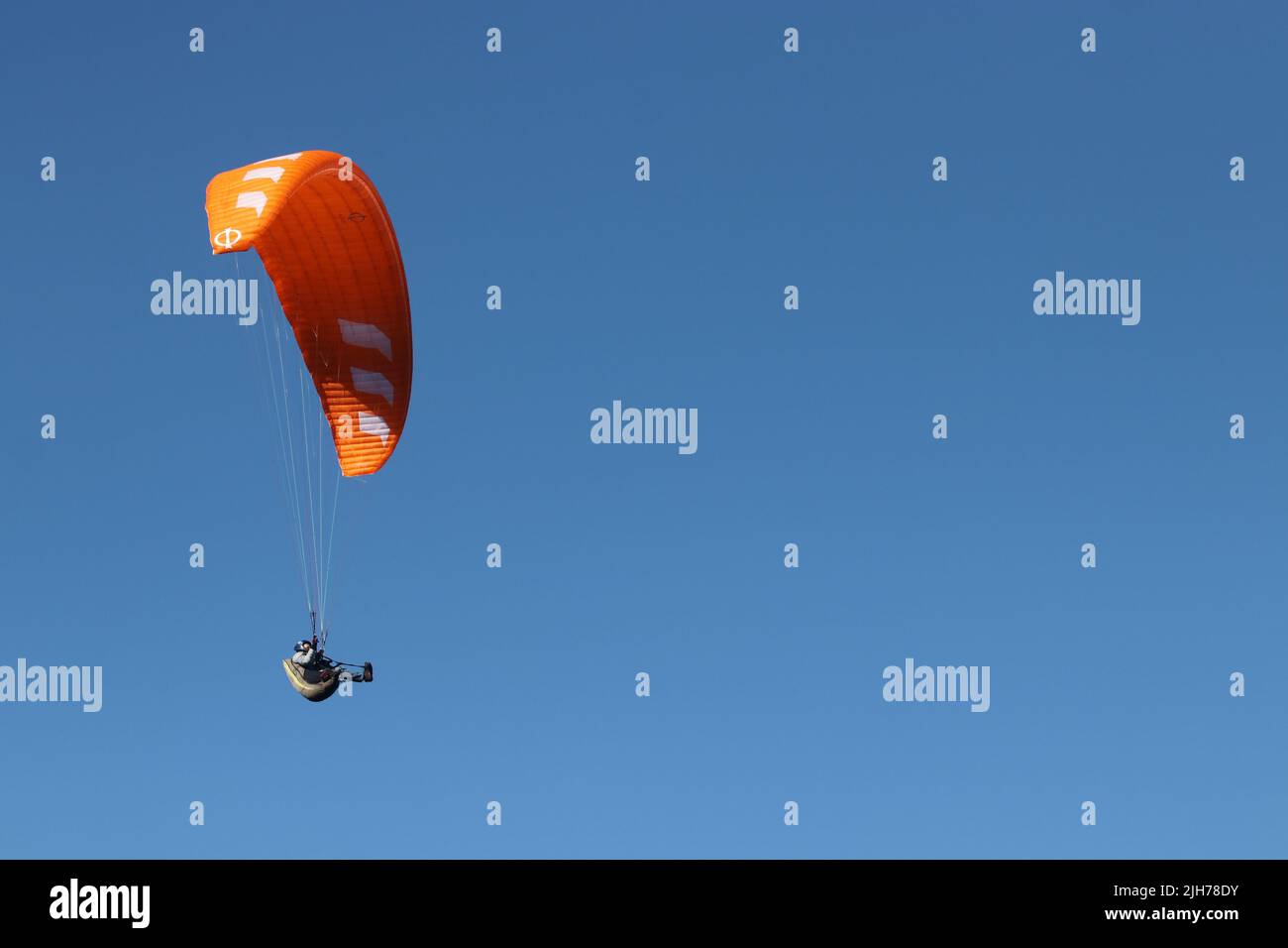 Parapendio con cielo azzurro Foto Stock