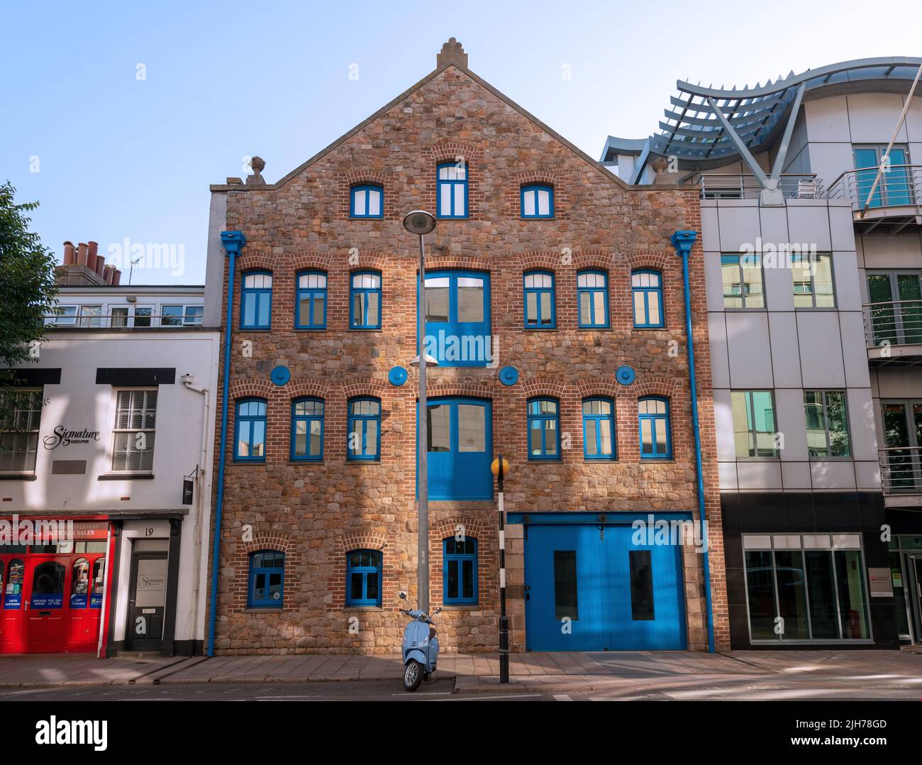 Magazzino ristrutturato nel quartiere finanziario di St Helier, Jersey Foto Stock