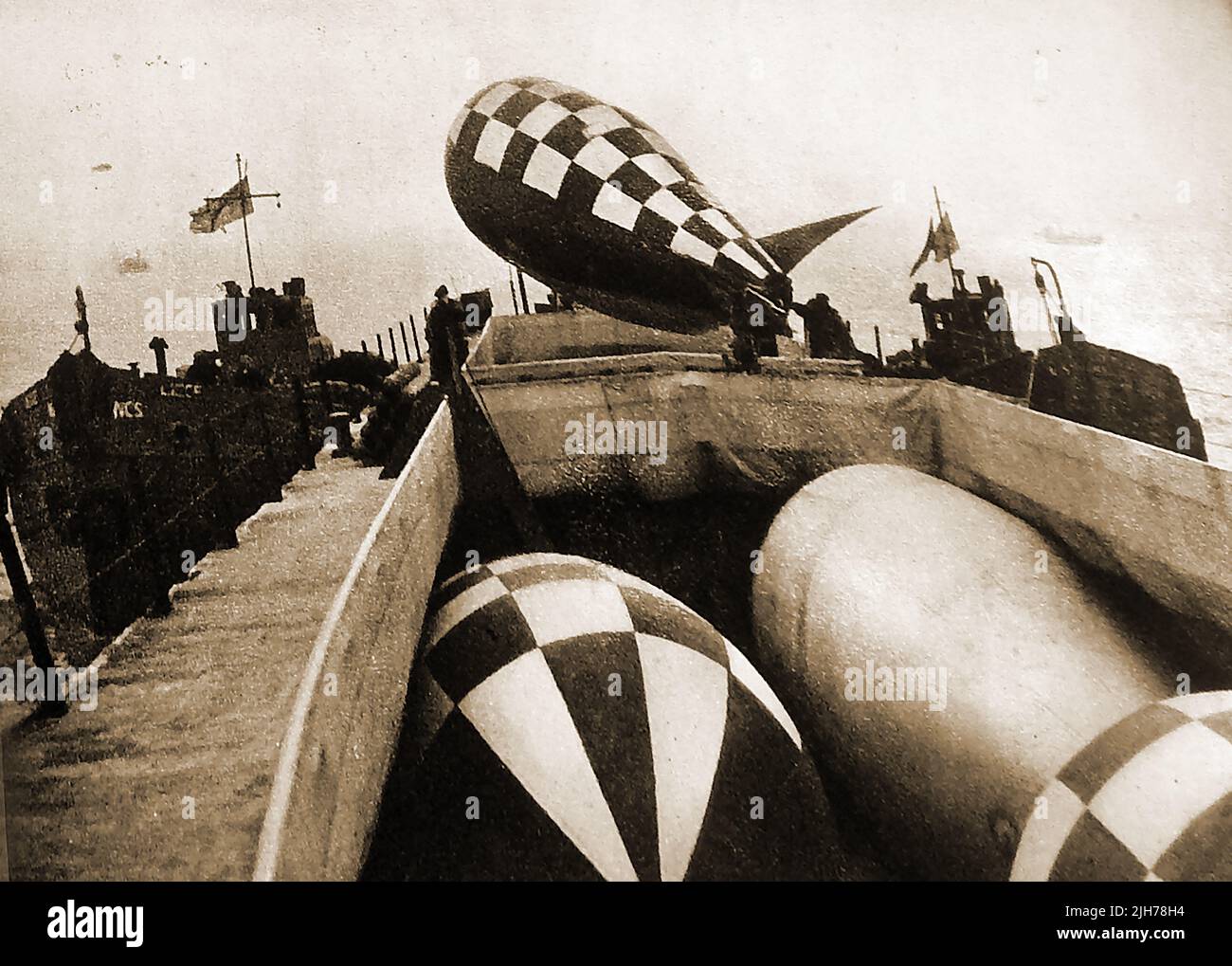 World war 2 , precauzioni antiaeree -- WWII - Una vista dei palloncini di sbarramento camuffati al deposito della mongolfiera inglese Kite Section.j Foto Stock