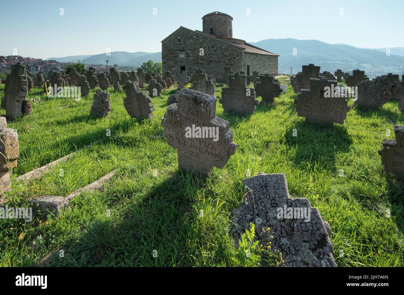 Cimitero e chiesa medievale ortodossa serba di San Apostoli Pietro e Paolo in Serbia Foto Stock