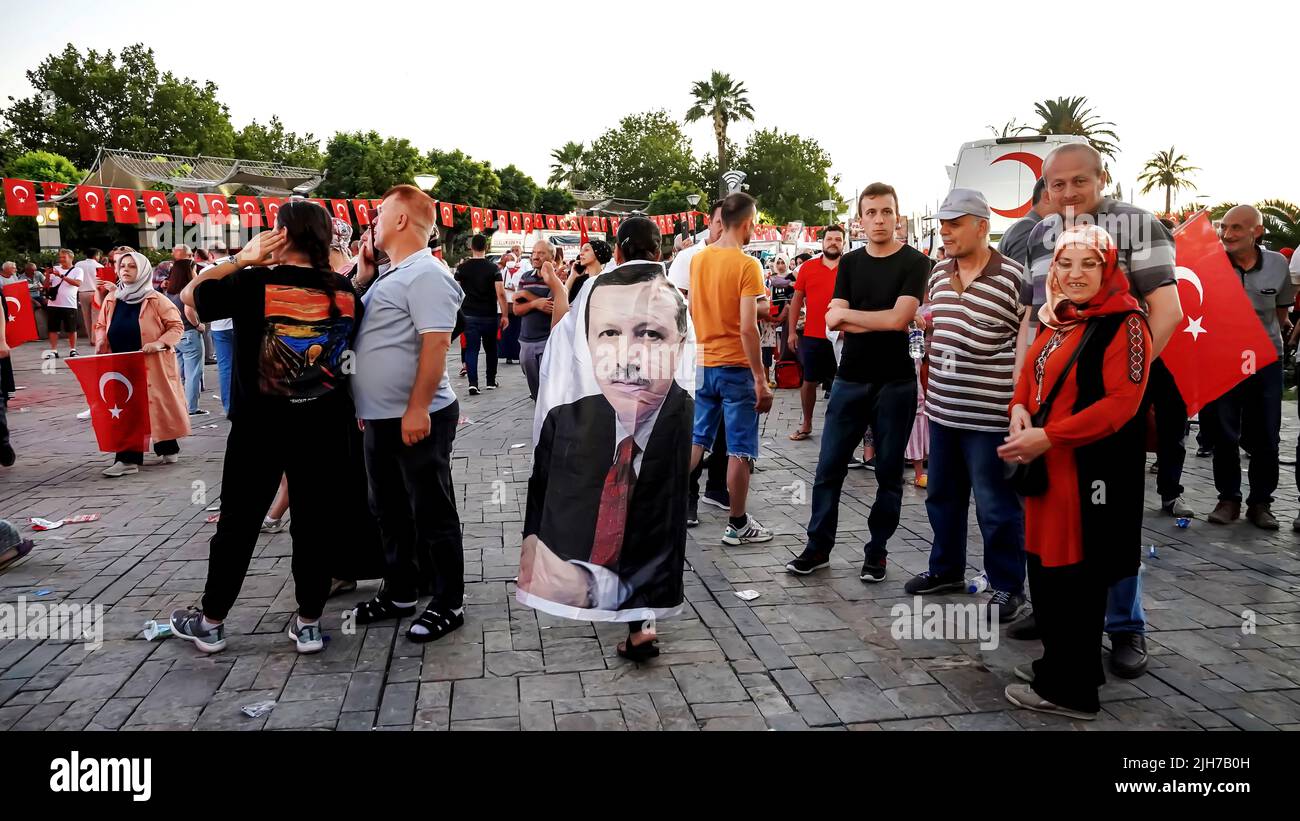 Turchia. 15th luglio 2022. Le persone con bandiere turche , alcune con il presidente Erdogan e la bandiera ottomana, hanno partecipato agli eventi del luglio 15 della Giornata per la democrazia e l'unità Nazionale per celebrare il 15 luglio ha sconfitto l'anniversario del colpo di Stato in Piazza Konak. 249 persone sono state martirizzati e quasi 2.200 feriti nel tentativo di colpo di stato sconfitto nel 15th luglio 2016. Credit: İdil Toffolo/Alamy Live News Foto Stock