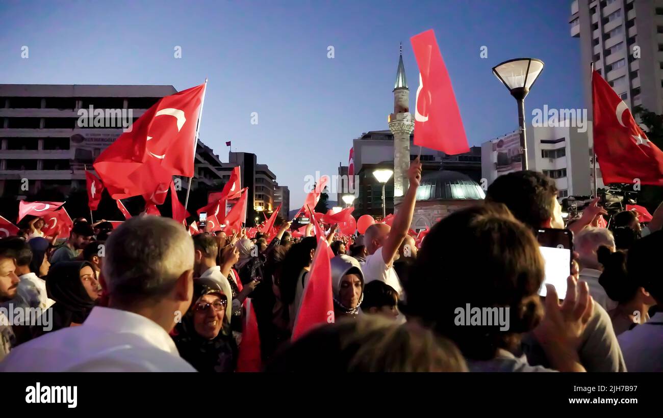 Turchia. 15th luglio 2022. Le persone con bandiere turche , alcune con il presidente Erdogan e la bandiera ottomana, hanno partecipato agli eventi del luglio 15 della Giornata per la democrazia e l'unità Nazionale per celebrare il 15 luglio ha sconfitto l'anniversario del colpo di Stato in Piazza Konak. 249 persone sono state martirizzati e quasi 2.200 feriti nel tentativo di colpo di stato sconfitto nel 15th luglio 2016. Credit: İdil Toffolo/Alamy Live News Foto Stock
