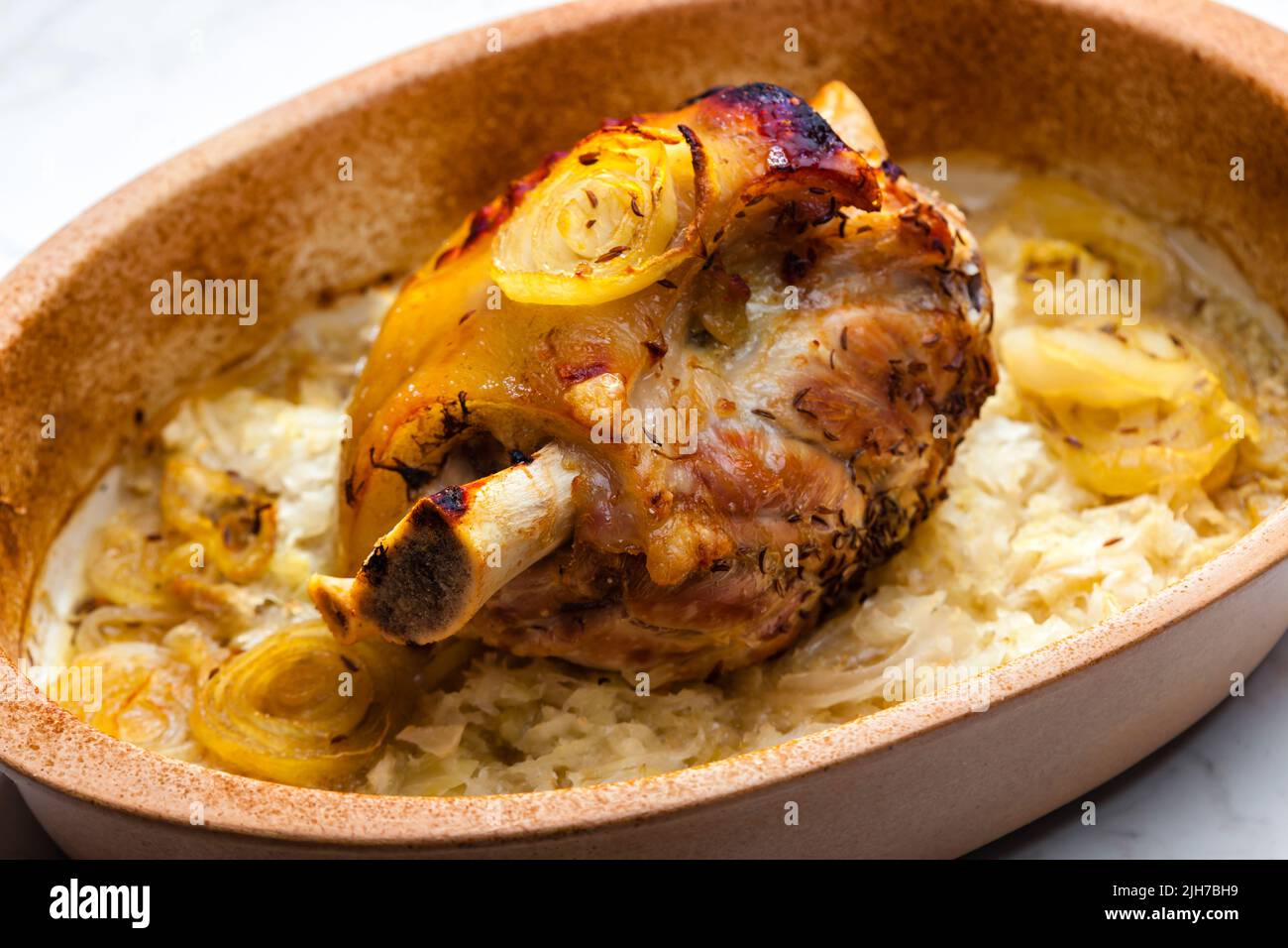 ginocchio di maiale al forno con cipolla Foto Stock