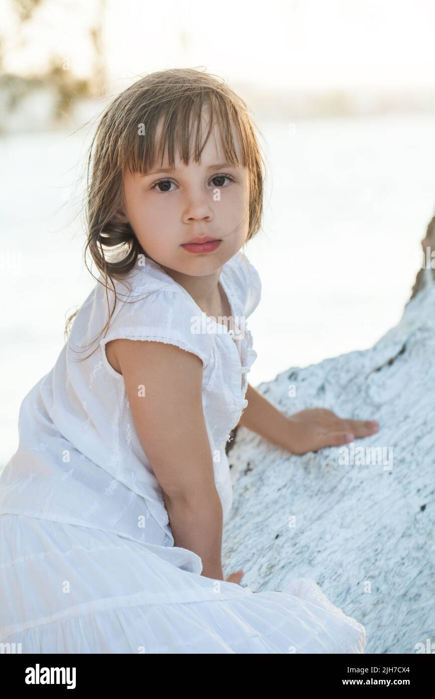 Ritratto di bruna ragazza carina bambino all'aperto Foto Stock