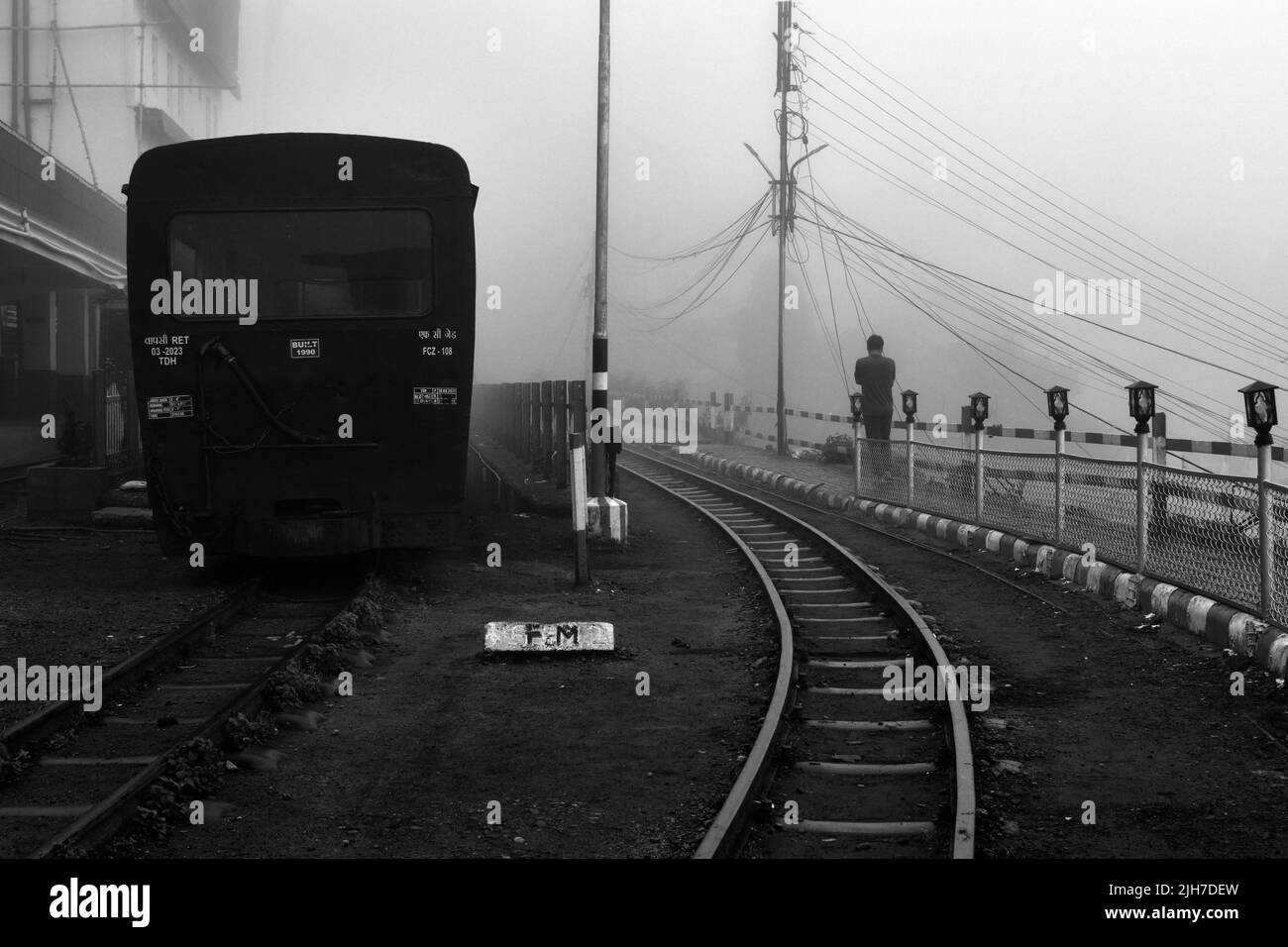 Darjeeling, Bengala Occidentale, India - 22 Giugno 2022, Darjeeling Himalayan Railway at Station, Darjeeling Himalayan Railway è un sito patrimonio dell'umanità dell'UNESCO. Foto Stock