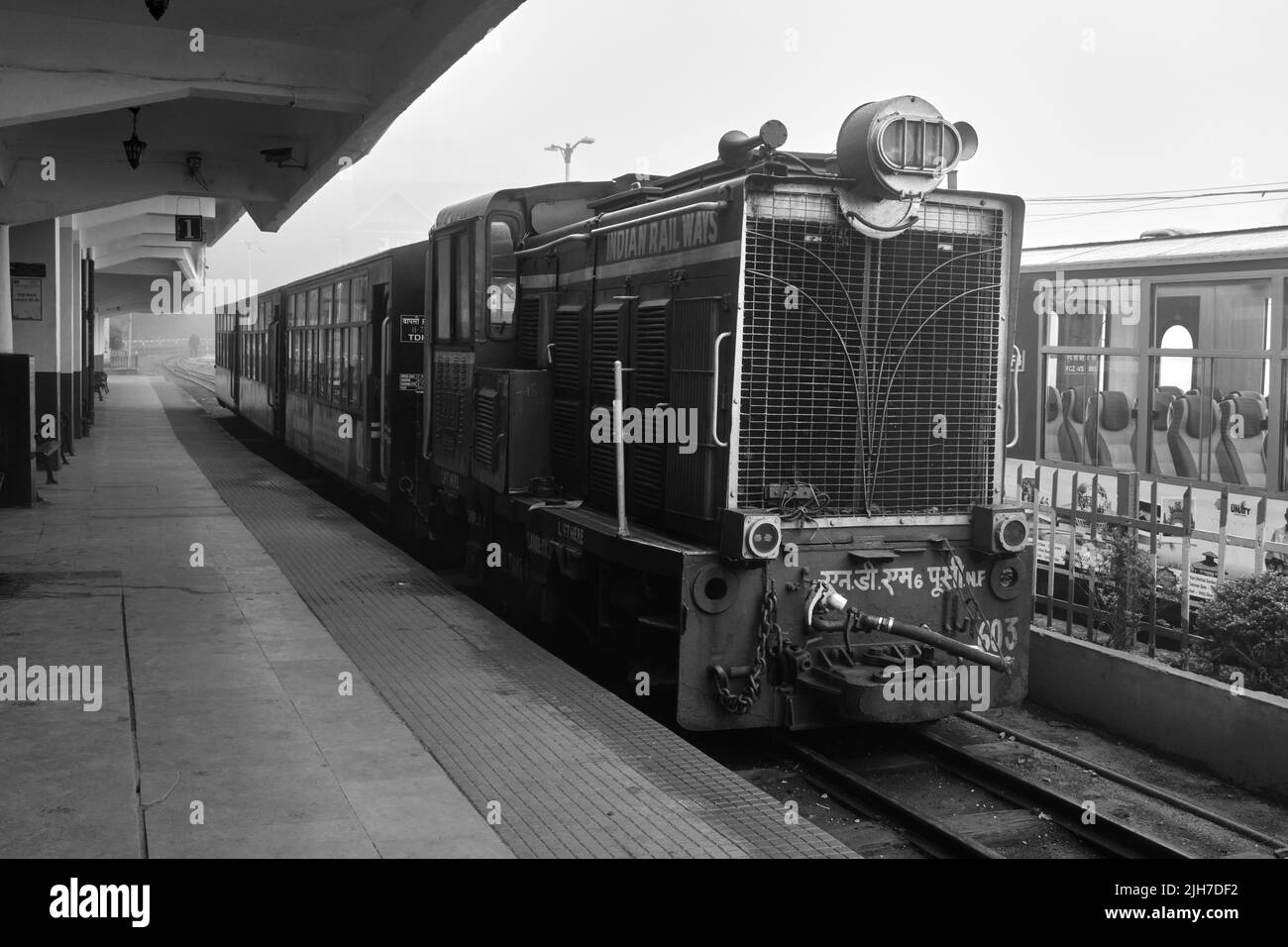 Darjeeling, Bengala Occidentale, India - 22 Giugno 2022, Darjeeling Himalayan Railway at Station, Darjeeling Himalayan Railway è un sito patrimonio dell'umanità dell'UNESCO. Foto Stock