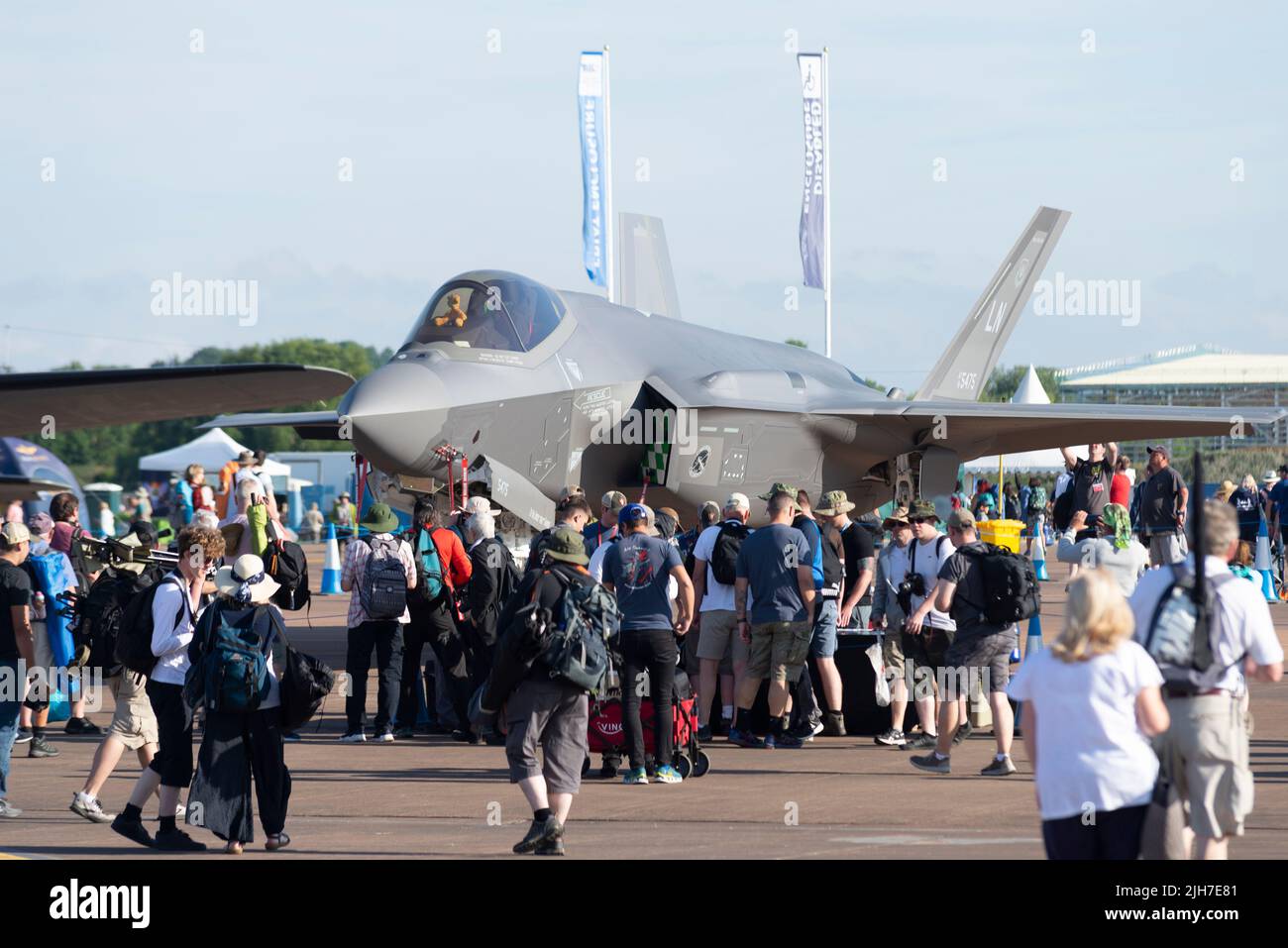RAF Fairford, Gloucestershire, Regno Unito. 16th Lug 2022. Uno dei più grandi spettacoli aerei del mondo è tornato dopo una pausa di 3 anni a causa della pandemia che ha portato le forze aeree internazionali, le squadre espositore e le enormi folle nei Cotswolds. L'aereo da combattimento dell'AERONAUTICA MILITARE US Air Force F-35 attrae folle a terra. Foto Stock