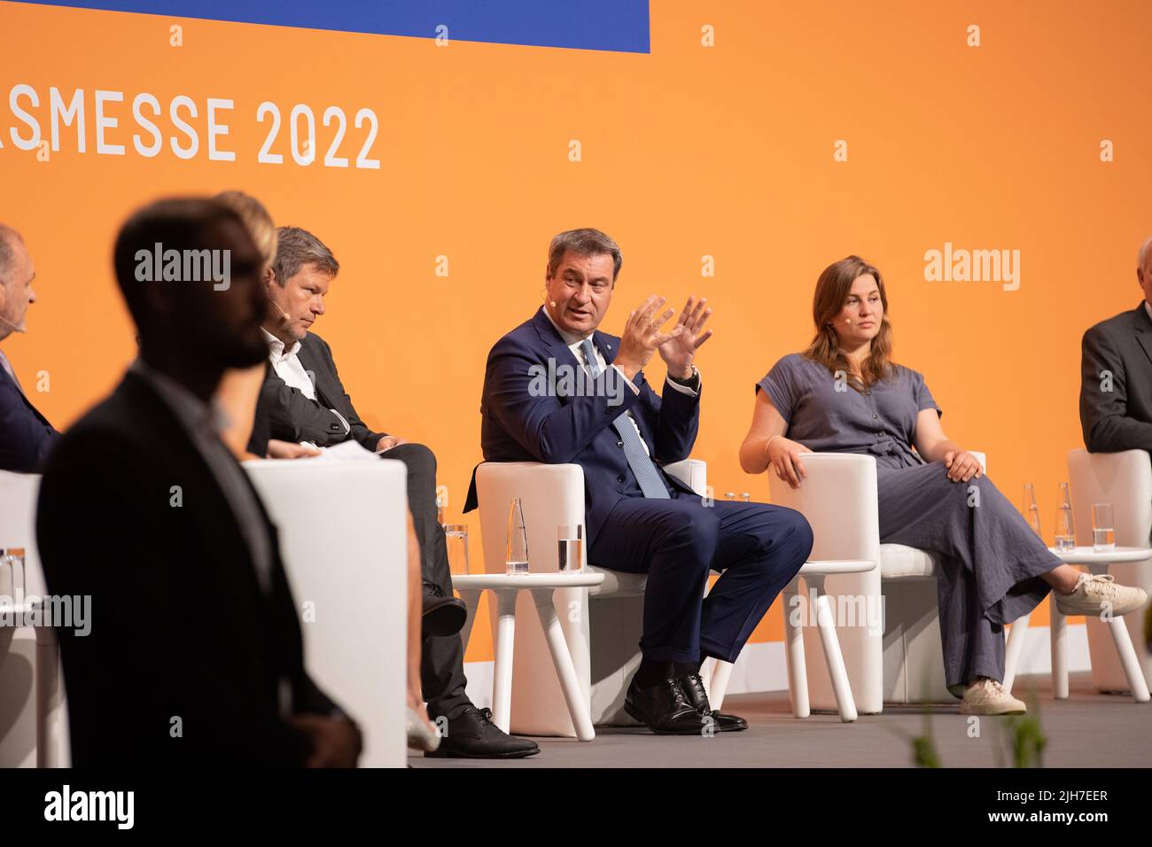 L-R: Hans Peter Wollseifer ( ZDH Präsident ), Robert Habeck ( Wirtschaftsminister, Bündnis 90/Die Grünen ) Markus Söder ( baia. Ministerpräsident, CSU ), Rebecca Freitag bei der Eröffnung der Internationalen Handwerksmesse am 6.7.2022 a München. -- L-R: Hans Peter Wollseifer ( Presidente ZDH ), Robert Habeck ( Ministro dell'ecomomia, partito verde ) Markus Soeder ( Presidente del Ministro bavarese, CSU ), Rebecca Freitag all'apertura della fiera internazionale dell'artigianato a Monaco, Germania, il 6 luglio 2022. (Foto di Alexander Pohl/Sipa USA) Foto Stock