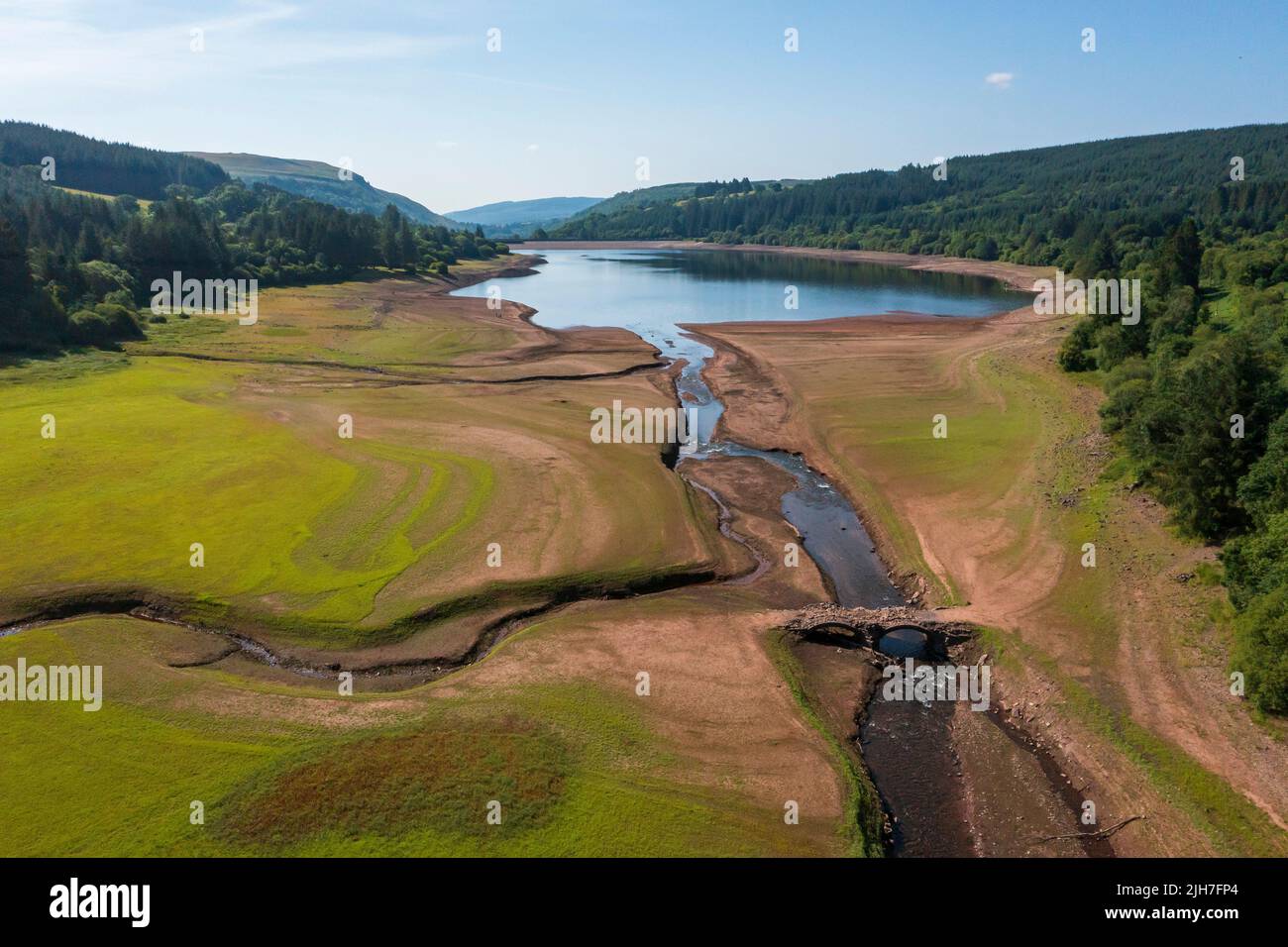 MERTHYR TYDFIL, GALLES - LUGLIO 16: Una vista aerea di un ponte scoperto normalmente sottomarino al serbatoio di Llwyn-on, il più grande dei tre serbatoi Foto Stock