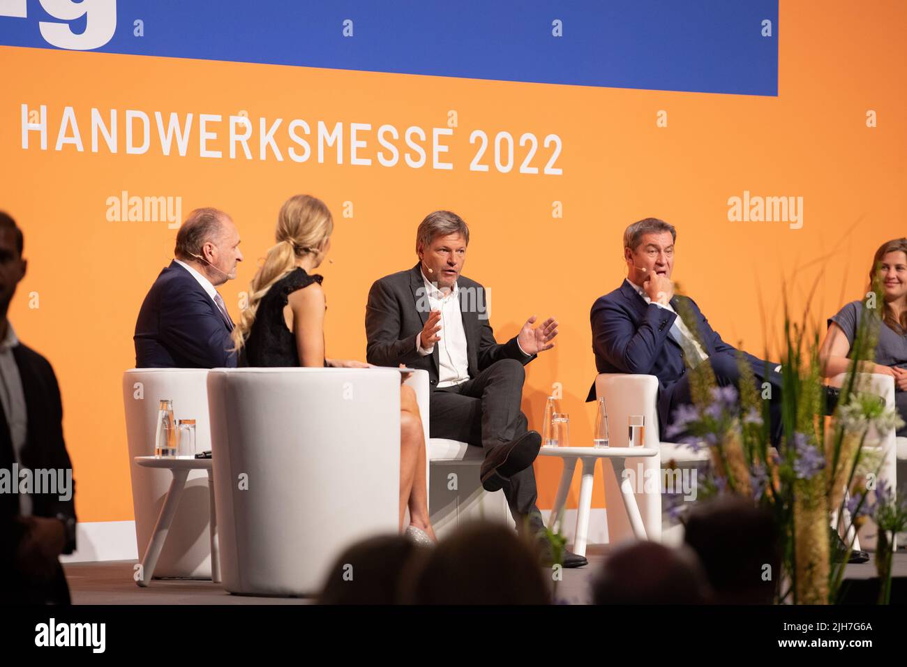 L-R: Hans Peter Wollseifer ( ZDH Präsident ), Robert Habeck ( Wirtschaftsminister, Bündnis 90/Die Grünen ) Markus Söder ( baia. Ministerpräsident, CSU ), Rebecca Freitag bei der Eröffnung der Internationalen Handwerksmesse am 6.7.2022 a München. -- L-R: Hans Peter Wollseifer ( Presidente ZDH ), Robert Habeck ( Ministro dell'ecomomia, partito verde ) Markus Soeder ( Presidente del Ministro bavarese, CSU ), Rebecca Freitag all'apertura della fiera internazionale dell'artigianato a Monaco, Germania, il 6 luglio 2022. (Foto di Alexander Pohl/Sipa USA) Foto Stock