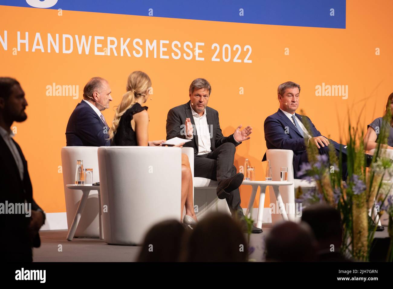 Monaco di Baviera, Germania. 06th luglio 2022. L-R: Hans Peter Wollseifer ( ZDH Präsident ), Robert Habeck ( Wirtschaftsminister, Bündnis 90/Die Grünen ) Markus Söder ( baia. Ministerpräsident, CSU ) bei der Eröffnung der Internationalen Handwerksmesse am 6.7.2022 in München. -- L-R: Hans Peter Wollseifer ( Presidente ZDH ), Robert Habeck ( Ministro dell'ecomomia, partito verde ) Markus Soeder ( Presidente del Ministro bavarese, CSU ) all'apertura della fiera internazionale dell'artigianato a Monaco, Germania, il 6 luglio 2022. (Foto di Alexander Pohl/Sipa USA) Credit: Sipa USA/Alamy Live News Foto Stock