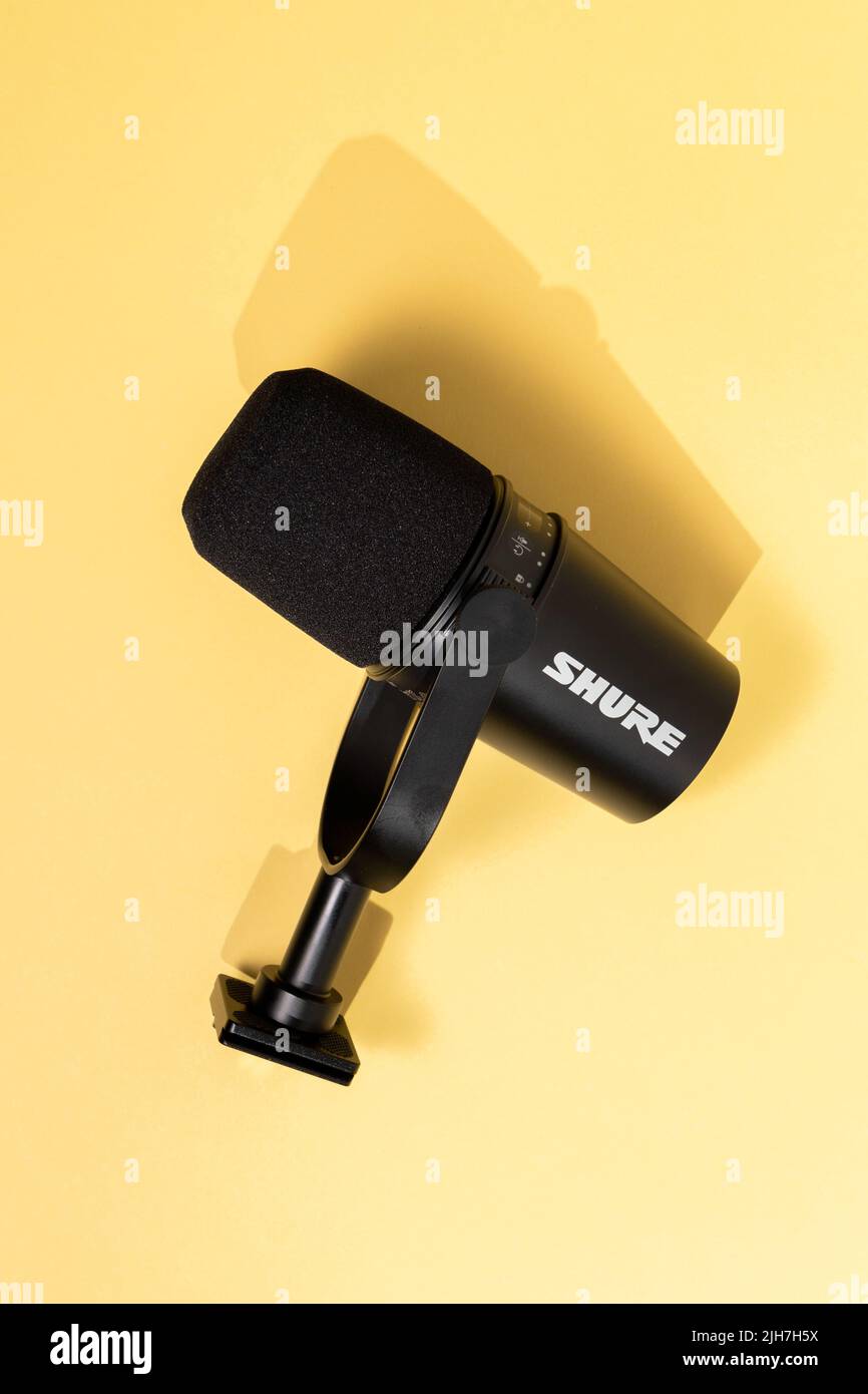 Tyumen, Russia-09 aprile 2022: Shure MV7 è un microfono dinamico con connettori USB e XLR per il collegamento a computer portatili. Messa a fuoco selettiva Foto Stock