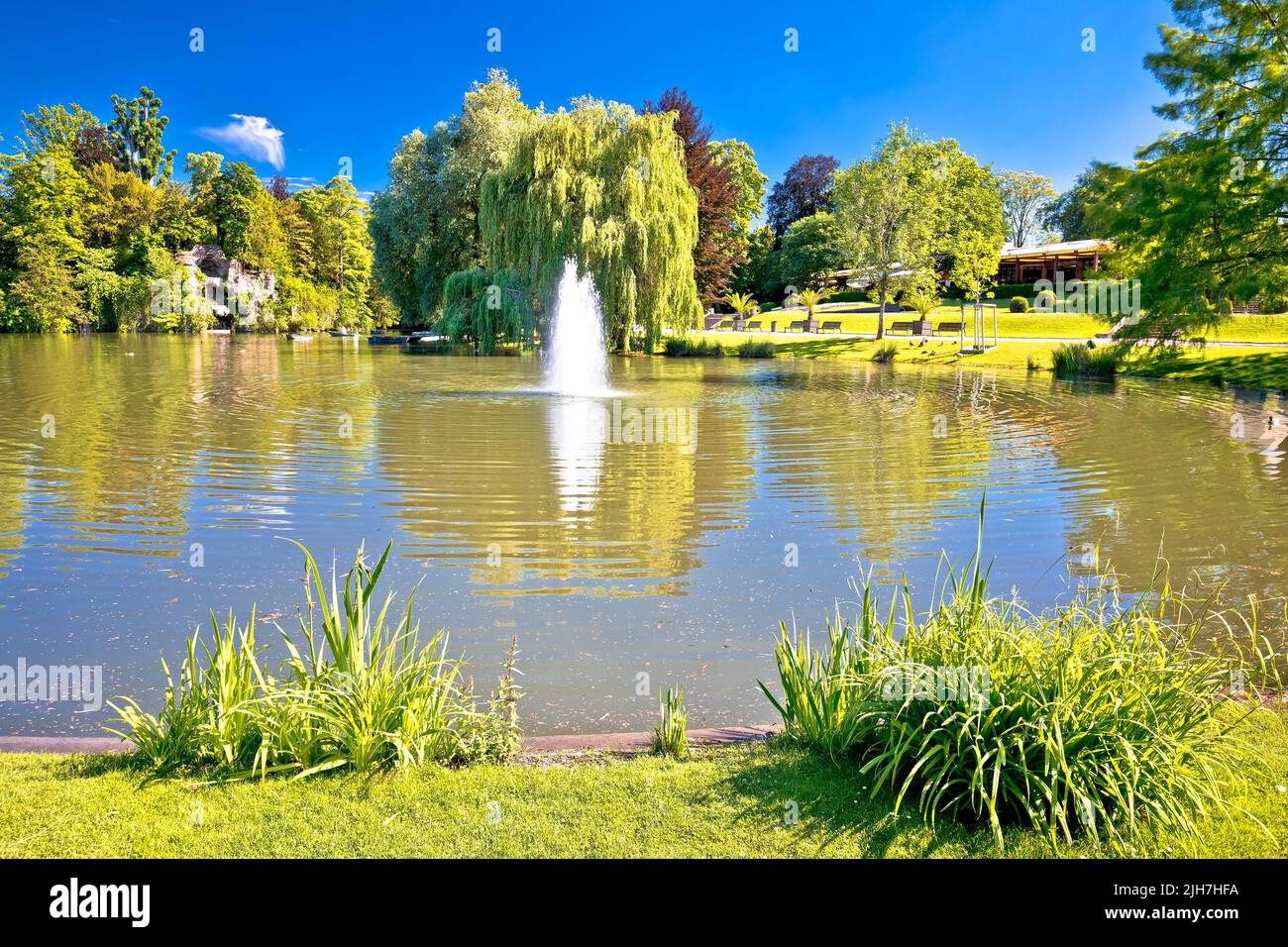 Parco de la Orangerie lago panoramico a Strasburgo vista, Alsazia regione della Francia Foto Stock