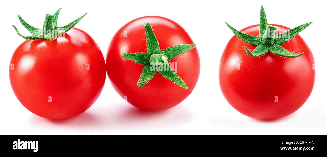 Tre pomodori ciliegini isolati su sfondo bianco. Scatto macro. Prodotto popolare in tutto il mondo come ingrediente in molti piatti mediterranei. Foto Stock