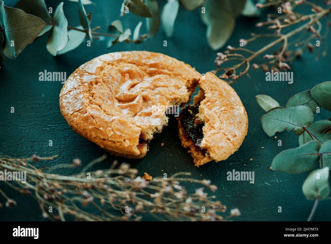 un altopiano basco, tipico del paese basco francese, si è separato per mostrare il suo ripieno di marmellata di ciliegie, posto su una superficie verde scuro Foto Stock