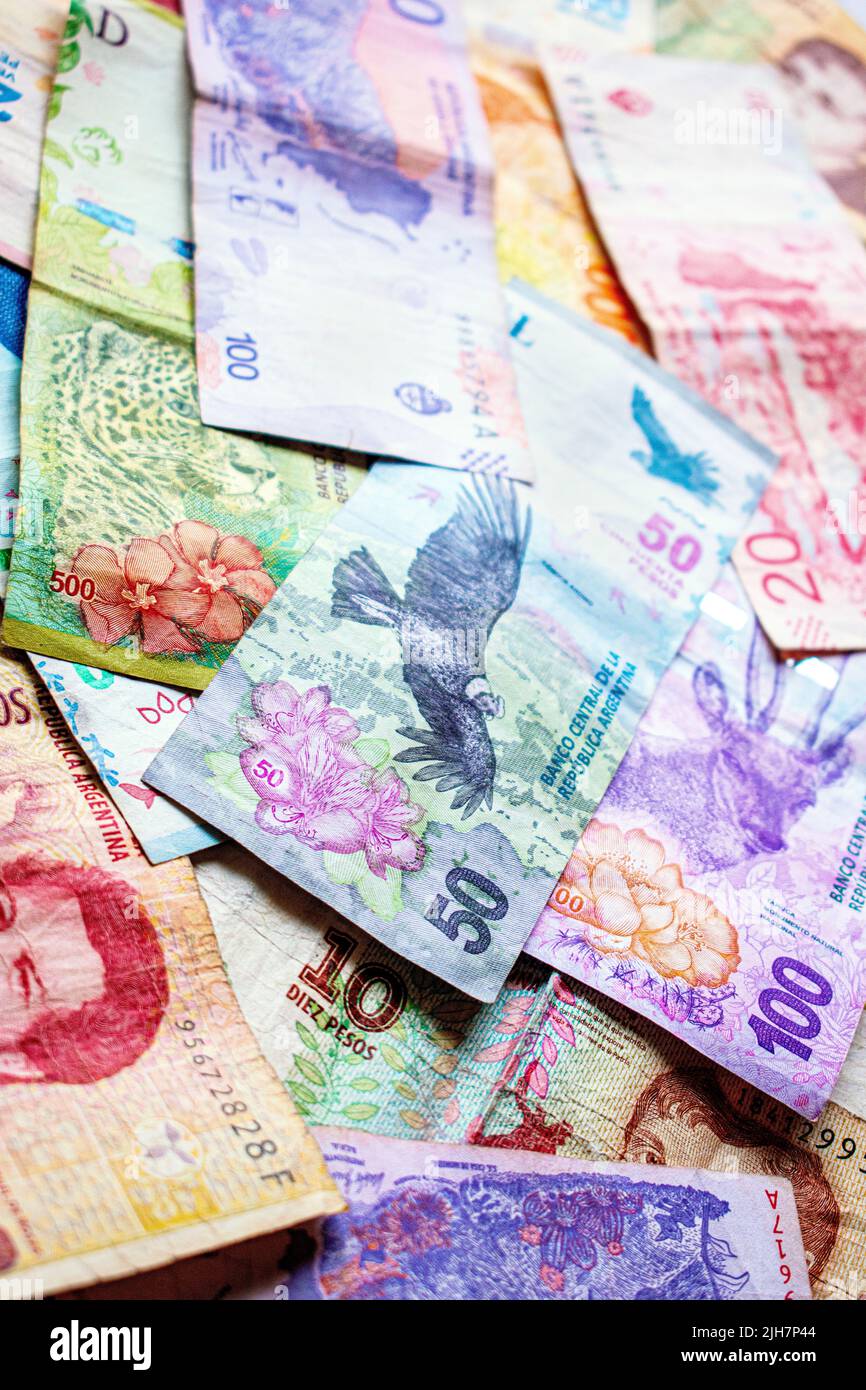 Pesos argentini di valori diversi. Denaro dall'Argentina in contanti. Foto Stock