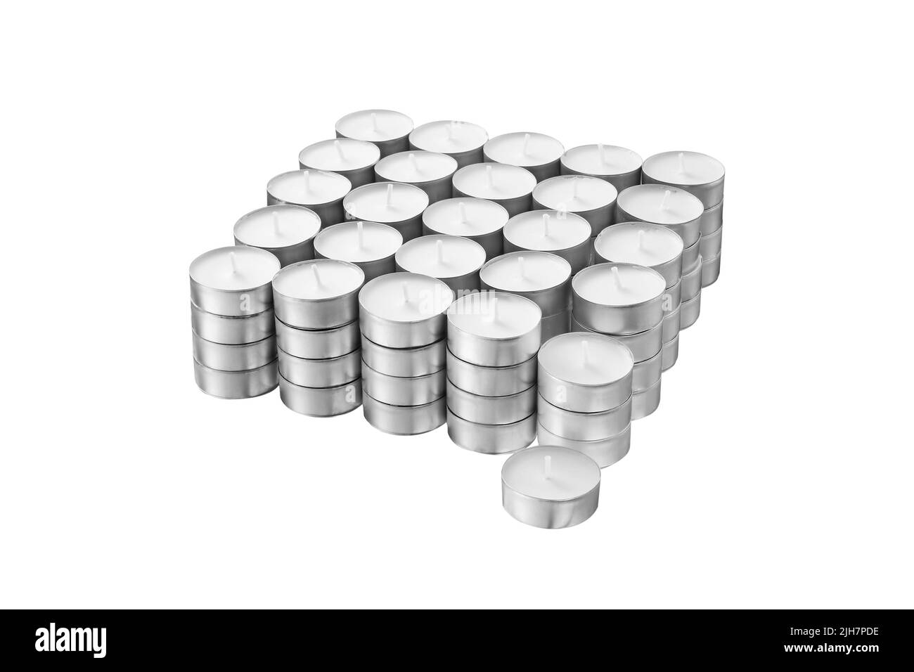 Mini candela rotonda in metallo isolata su sfondo bianco. Tè luce giars candele. Decorazioni per la casa. Set di candele per teiera. Candele usa e getta in una ciotola di alluminio Foto Stock