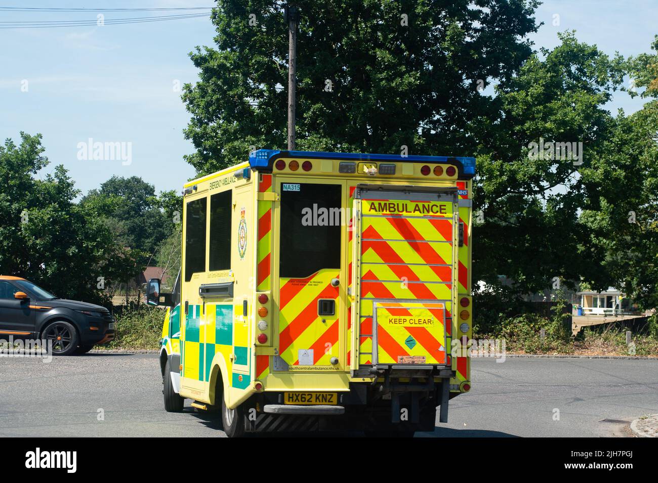 Slough, Regno Unito. 16th luglio 2022. Un ambulanza di emergenza NHS che lascia il Wexham Park Hospital. Il numero di casi positivi di Covid-19 in tutta l'Inghilterra sta aumentando bruscamente di nuovo e mentre l'ondata di caldo mette a dura prova i servizi di ambulanza più pressione sta esercitando sull'NHS mentre molti membri del personale sono fuori con Covid-19. Credit: Maureen McLean/Alamy Live News Foto Stock