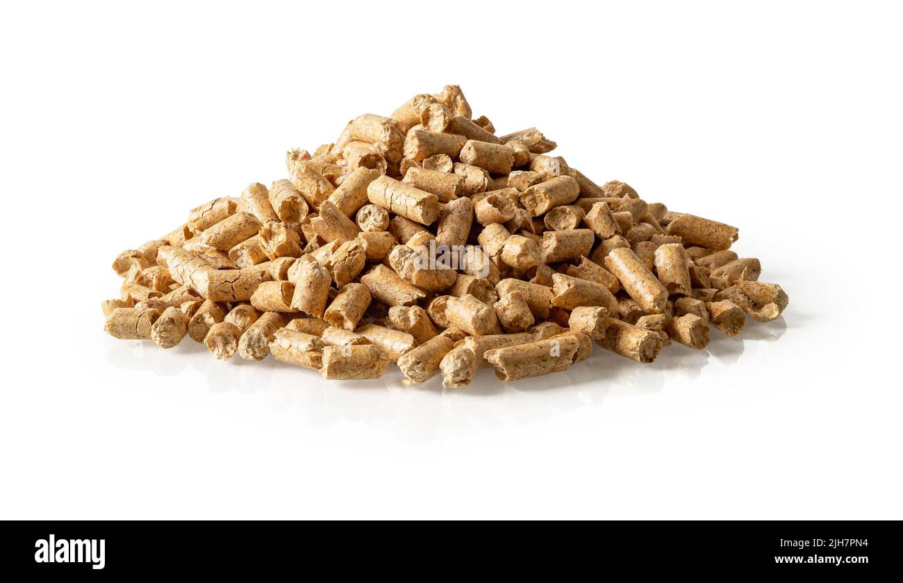 Cumulo di pellet di legno isolato su sfondo bianco. Cumulo di segatura compattata granulato ritagliato. Biocarburante ecologico in polvere di segatura compressa. Foto Stock