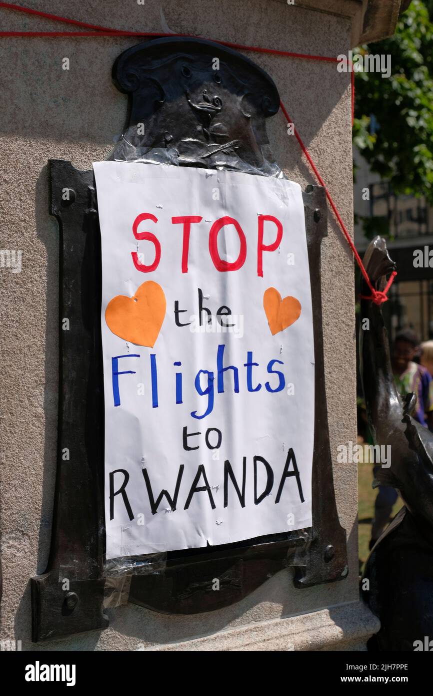 Bristol, Regno Unito. 16th luglio 2022. Protesta davanti al colston Plinth3. Arrabbiato per i voli verso il Ruanda il popolo protesta la politica dei governi nei confronti dei rifugiati. Gli attivisti di Bristol difendono i richiedenti asilo, i diritti dei rifugiati di Bristol, il Bristol Stand Up to Racism e la Bristol City of Sanctuary protestano nel centro di Bristol. JMF News/Alamy Live News Foto Stock