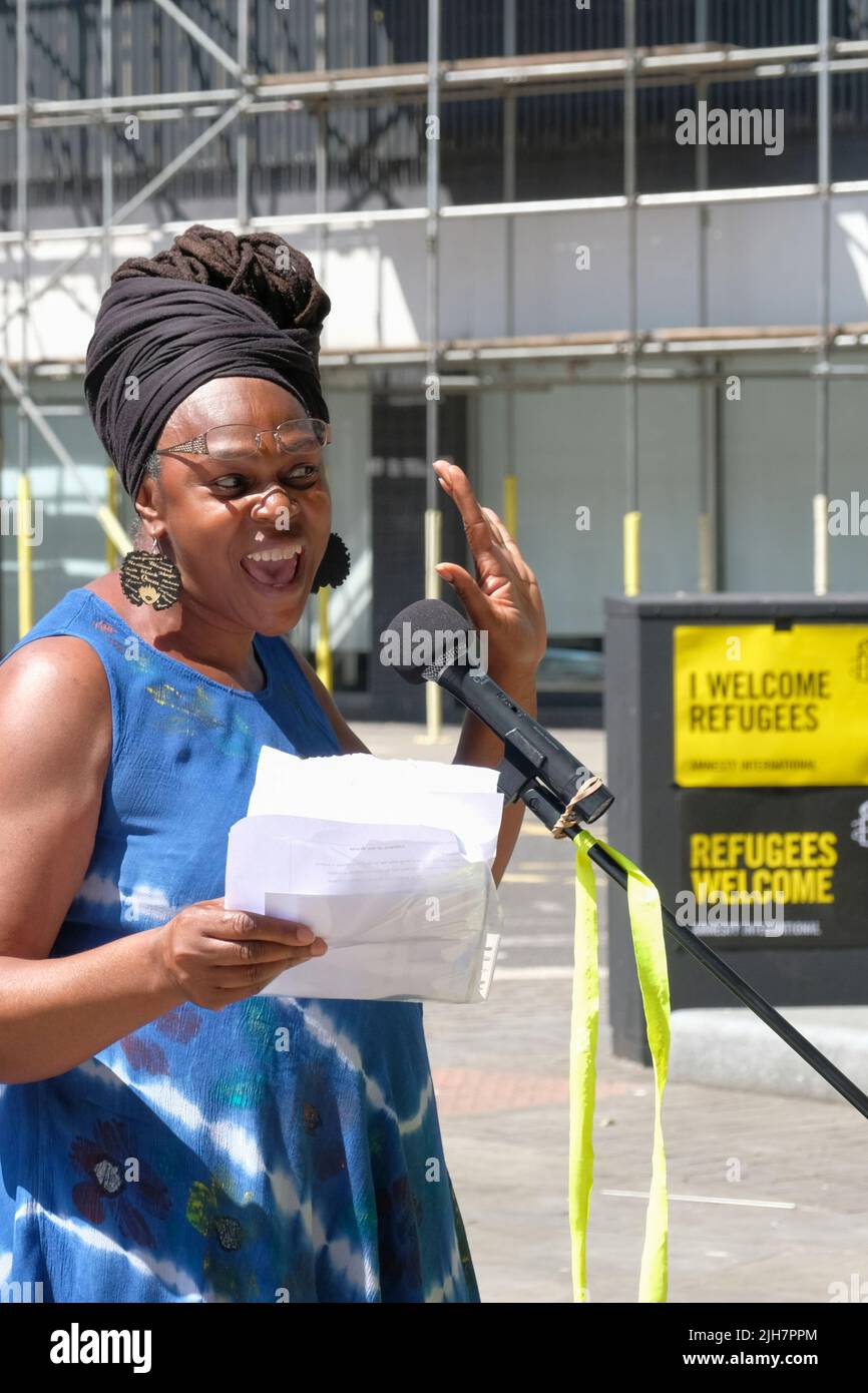 Bristol, Regno Unito. 16th luglio 2022. Protesta davanti al colston Plinth. Amira Cole, concillor del lavoro. Arrabbiato per i voli verso il Ruanda il popolo protesta la politica dei governi nei confronti dei rifugiati. Gli attivisti di Bristol difendono i richiedenti asilo, i diritti dei rifugiati di Bristol, il Bristol Stand Up to Racism e la Bristol City of Sanctuary protestano nel centro di Bristol. JMF News/Alamy Live News Foto Stock