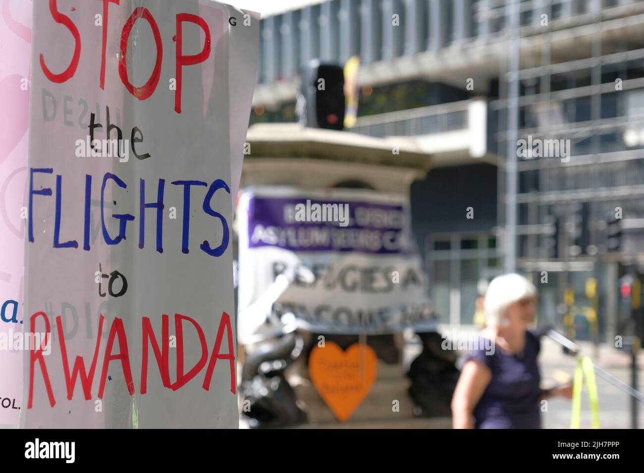 Bristol, Regno Unito. 16th luglio 2022. Protesta davanti al colston Plinth. Arrabbiato per i voli verso il Ruanda il popolo protesta la politica dei governi nei confronti dei rifugiati. Gli attivisti di Bristol difendono i richiedenti asilo, i diritti dei rifugiati di Bristol, il Bristol Stand Up to Racism e la Bristol City of Sanctuary protestano nel centro di Bristol. JMF News/Alamy Live News Foto Stock