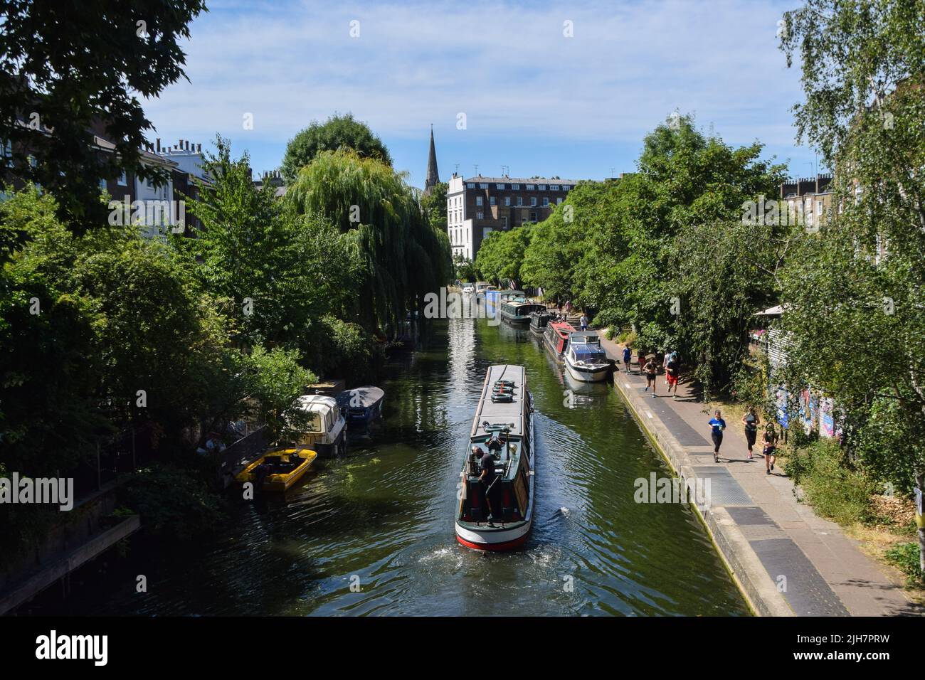 Londra, Regno Unito. 16th luglio 2022. La gente scherza e prende le loro barche fuori sul canale del regent in Primrose Hill mentre l'ufficio del Met emette il suo primo avvertimento rosso mai visto su calore estremo nei prossimi giorni. Credit: Vuk Valcic/Alamy Live News Foto Stock