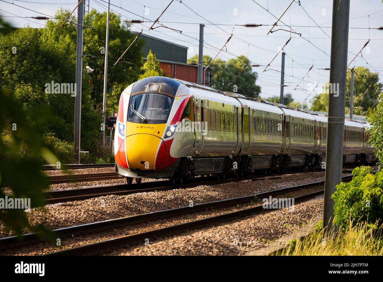 Treno ibrido elettrico diesel 'Azuma' delle Ferrovie Nord Est di Londra sulla linea principale della costa Est a Offord Cluny, Cambridgeshire, Inghilterra Foto Stock