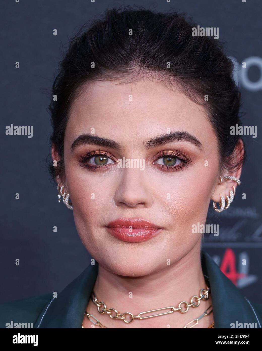 BURBANK, LOS ANGELES, CALIFORNIA, Stati Uniti d'America - LUGLIO 15: L'attrice americana Lucy Hale indossa Staud e un orologio Rolex arriva al tappeto rosso di Bloody e Screening esclusivo di 'Pretty Little Liars: Original Sin' tenuto al SJR Theatre presso i Warner Bros. Studios il 15 luglio 2022 a Burbank, Los Angeles, California, Stati Uniti. (Foto di Xavier Collin/Image Press Agency) Foto Stock