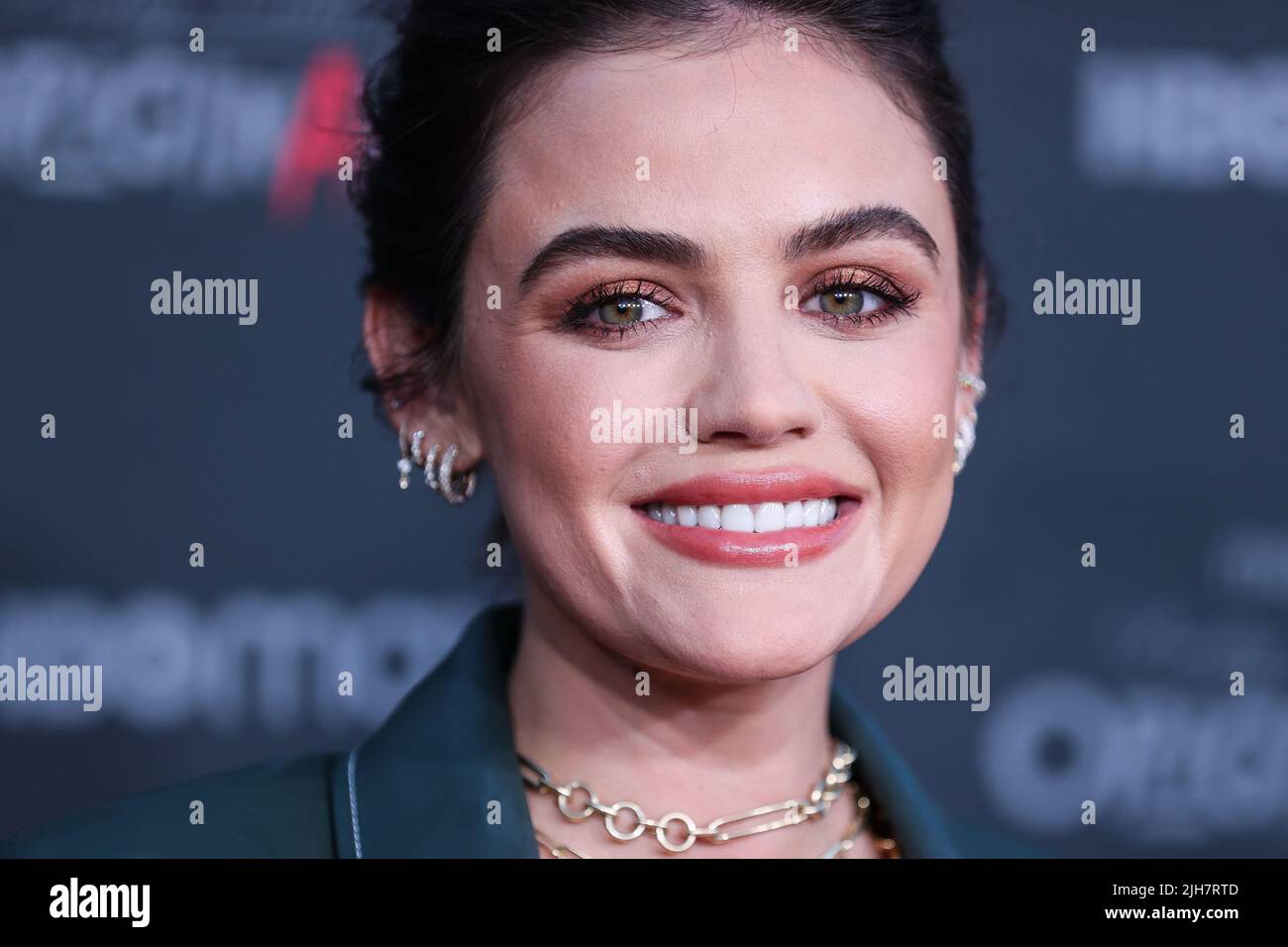 BURBANK, LOS ANGELES, CALIFORNIA, Stati Uniti d'America - LUGLIO 15: L'attrice americana Lucy Hale indossa Staud e un orologio Rolex arriva al tappeto rosso di Bloody e Screening esclusivo di 'Pretty Little Liars: Original Sin' tenuto al SJR Theatre presso i Warner Bros. Studios il 15 luglio 2022 a Burbank, Los Angeles, California, Stati Uniti. (Foto di Xavier Collin/Image Press Agency) Foto Stock