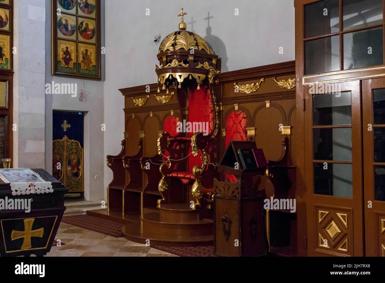 SIBENIK, CROAZIA - 9 SETTEMBRE 2016: Questo è un frammento dell'interno della Chiesa Ortodossa dell'Assunzione della Vergine. Foto Stock