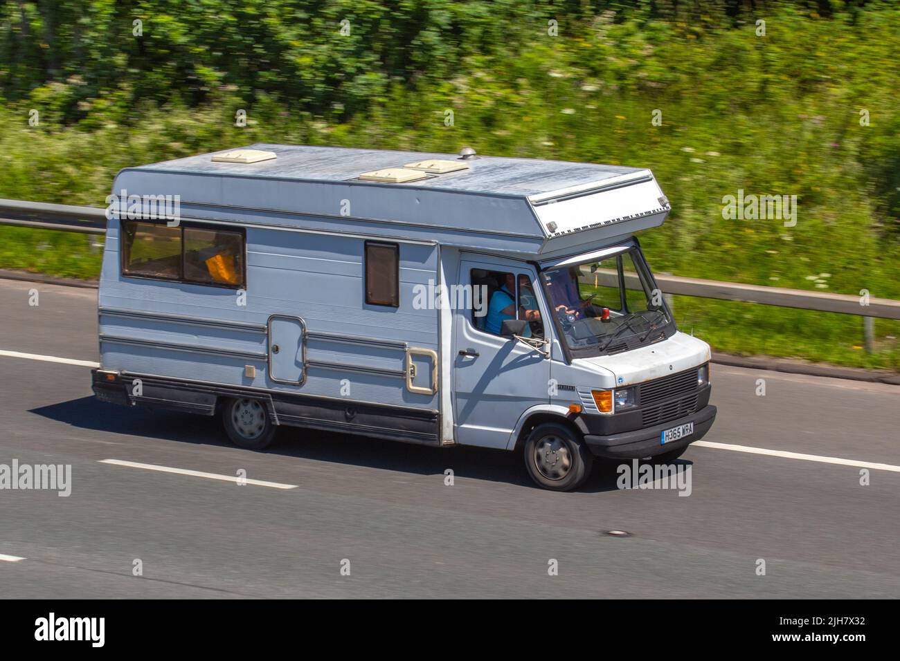 Mercedes Benz 1990 90s 208D 208 D Chassic Cab motorhome 2299cc Diesel; viaggiando sull'autostrada M6, Regno Unito Foto Stock