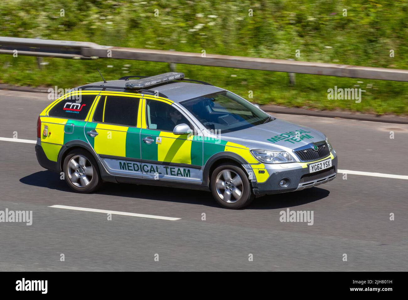 TEAM MEDICO, ambulanza privata, 2012 Skoda Octavia 1968cc Diesel 6 velocità manuale; viaggiando sull'autostrada M6, Regno Unito Foto Stock