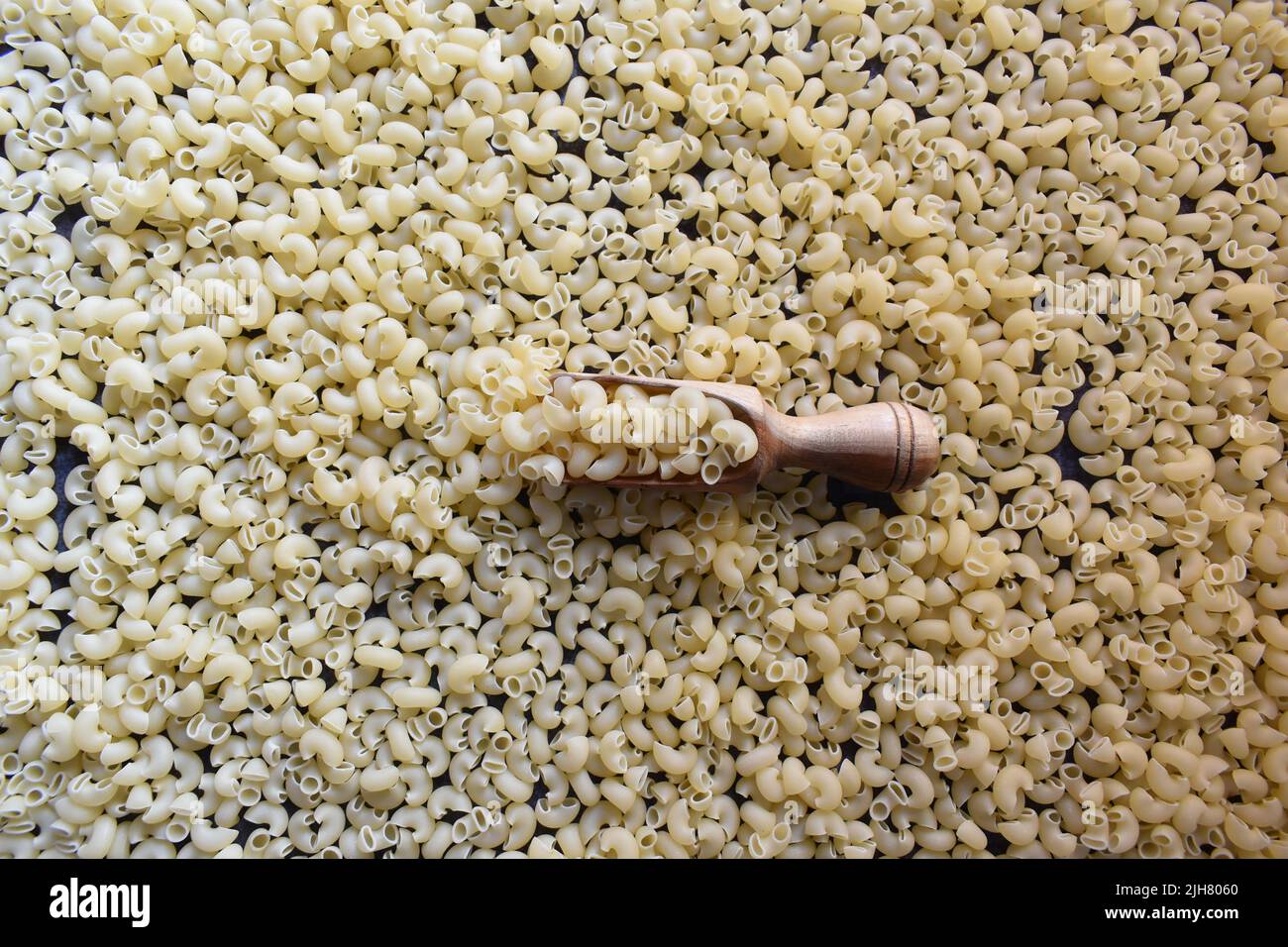 Pasta macaroni secca intera cruda Foto Stock