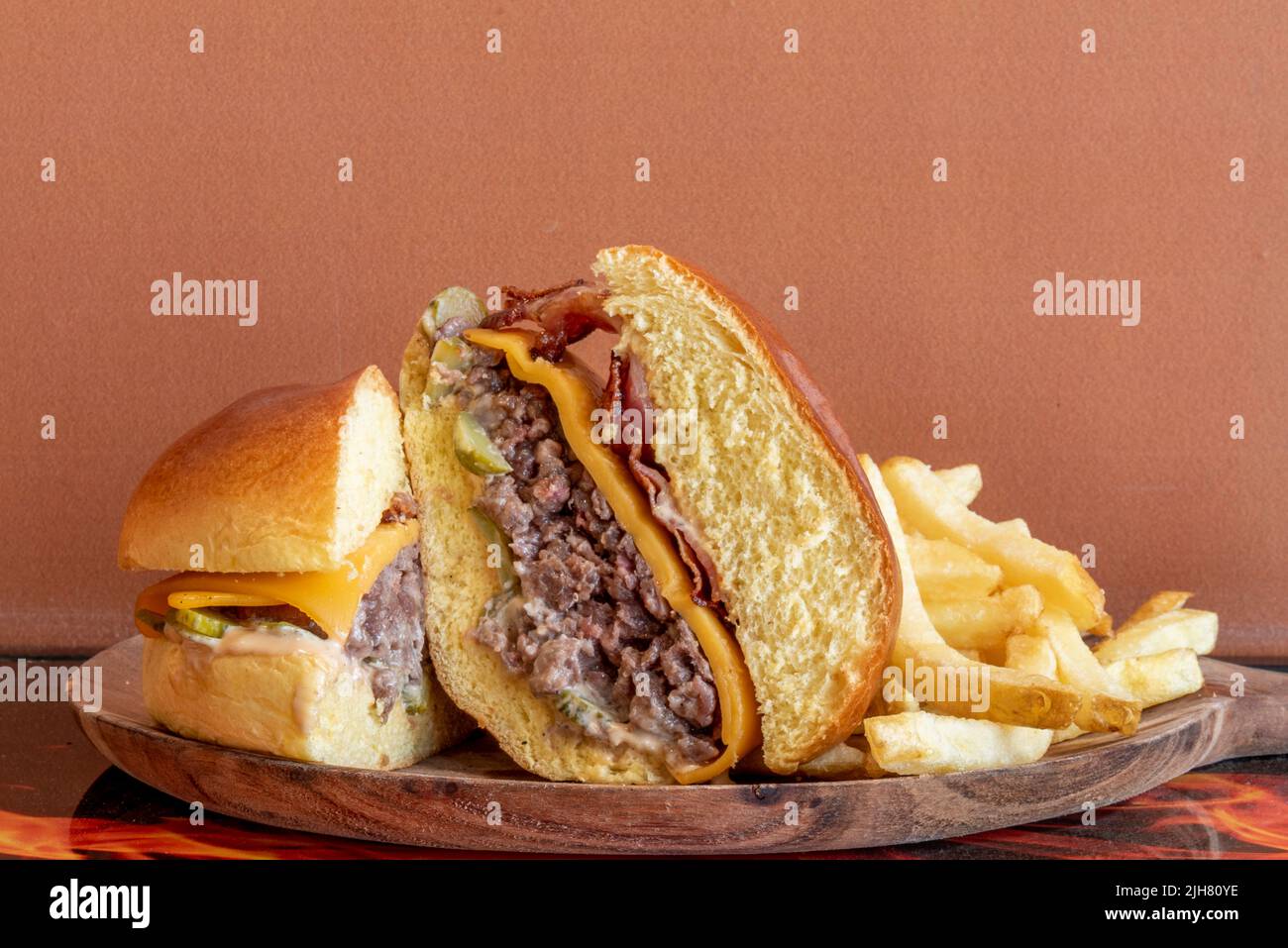 Un hamburger di manzo con brioche tagliata a metà per vedere all'interno Foto Stock