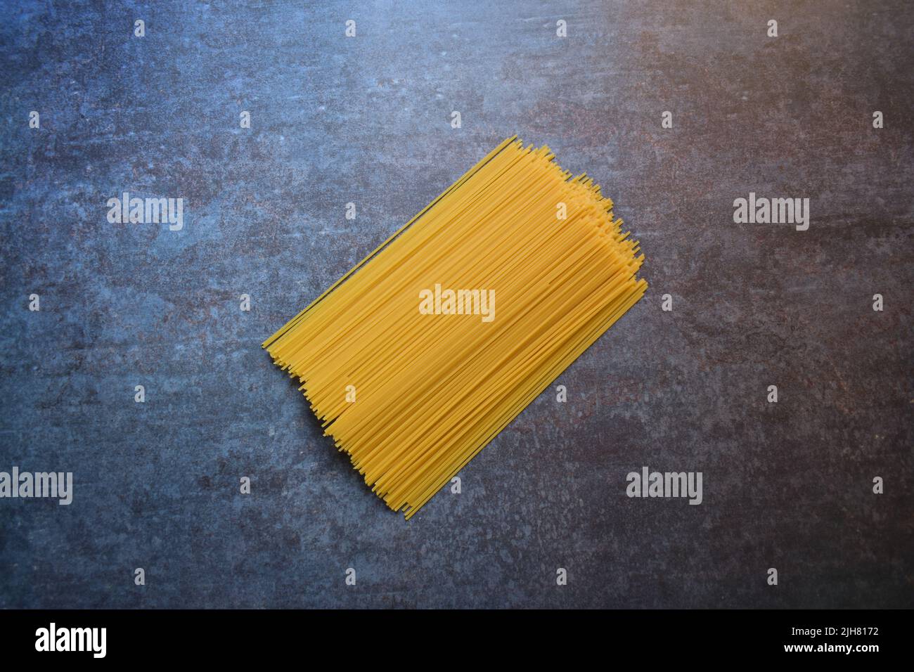 Spaghetti secchi interi crudi Foto Stock