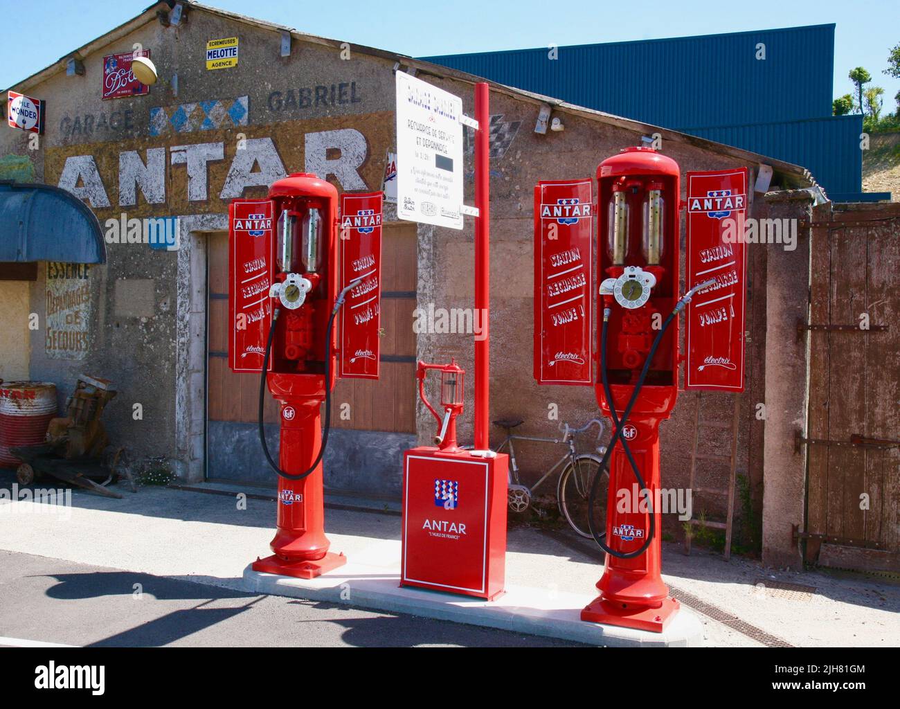 Una vista delle vecchie pompe di carburante a la Maison Du Biscuit, Hameau Costard, Sortosville-en-beaumont, Manica, Normandia, Francia, Europa Foto Stock
