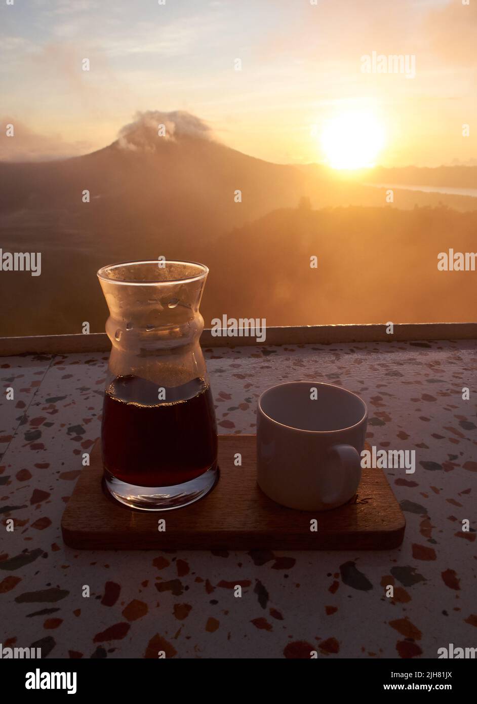servire di caffè filtrato con la tazza sullo sfondo dell'alba Foto Stock