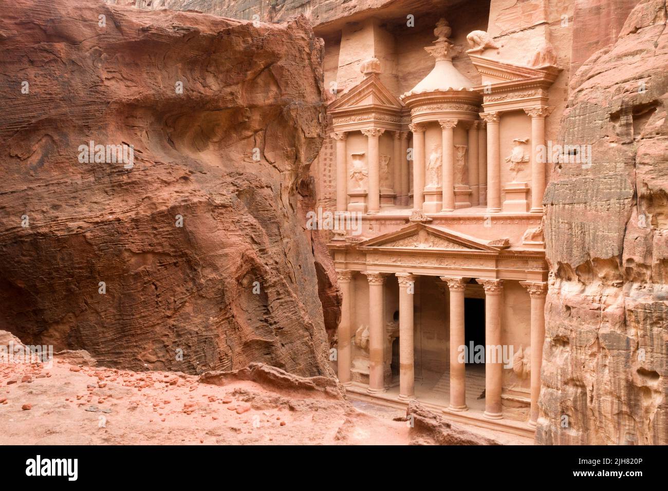 Il Tesoro ( al-Khazneh) , probabilmente l'edificio più famoso dell'antica città nabatea di Petra, Giordania. Petra è un sito patrimonio dell'umanità dell'UNESCO Foto Stock