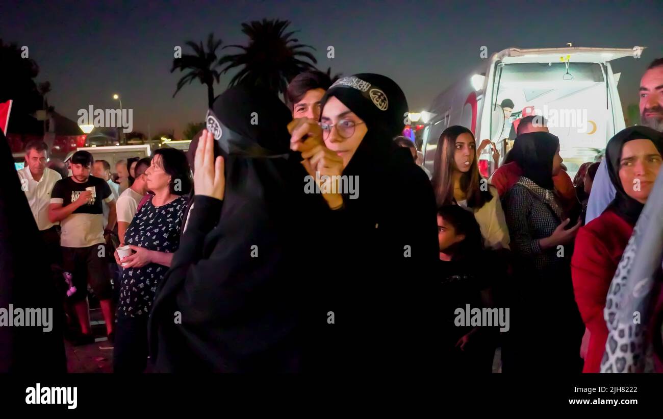 15 luglio 2022, Izmir, Turchia, Turchia: Le persone con bandiere turche , alcune con il presidente Erdogan e bandiera ottomana hanno partecipato luglio 15 gli eventi della Giornata per la democrazia e l'unità Nazionale per celebrare il 15 luglio ha sconfitto l'anniversario del colpo di Stato a Piazza Konak. 249 persone sono state martirizzati e quasi 2.200 feriti nel tentativo di colpo di stato sconfitto nel 15th luglio 2016. (Credit Image: © DIL Toffolo/Pacific Press via ZUMA Press Wire) Foto Stock