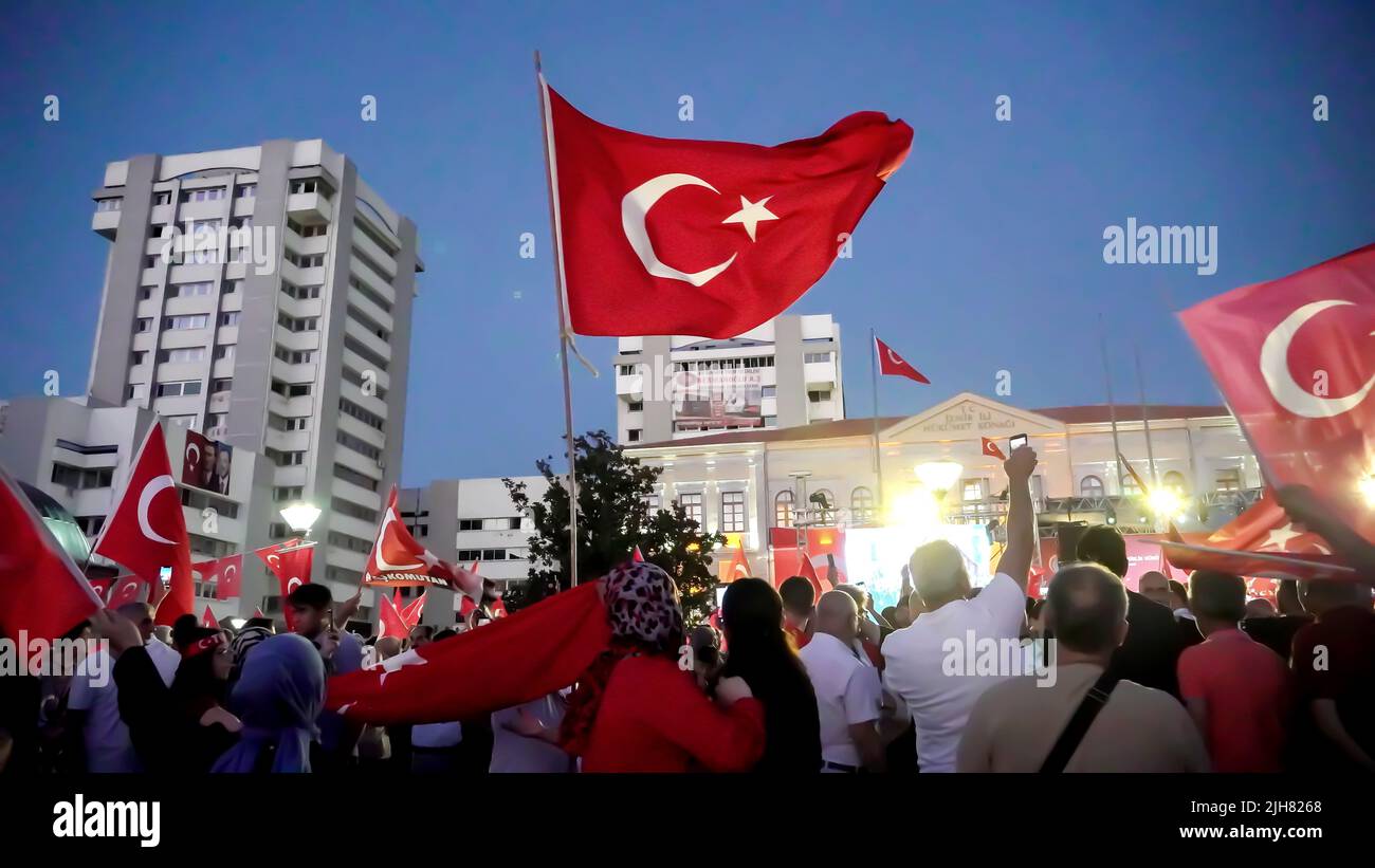 15 luglio 2022, Izmir, Turchia, Turchia: Le persone con bandiere turche , alcune con il presidente Erdogan e bandiera ottomana hanno partecipato luglio 15 gli eventi della Giornata per la democrazia e l'unità Nazionale per celebrare il 15 luglio ha sconfitto l'anniversario del colpo di Stato a Piazza Konak. 249 persone sono state martirizzati e quasi 2.200 feriti nel tentativo di colpo di stato sconfitto nel 15th luglio 2016. (Credit Image: © DIL Toffolo/Pacific Press via ZUMA Press Wire) Foto Stock