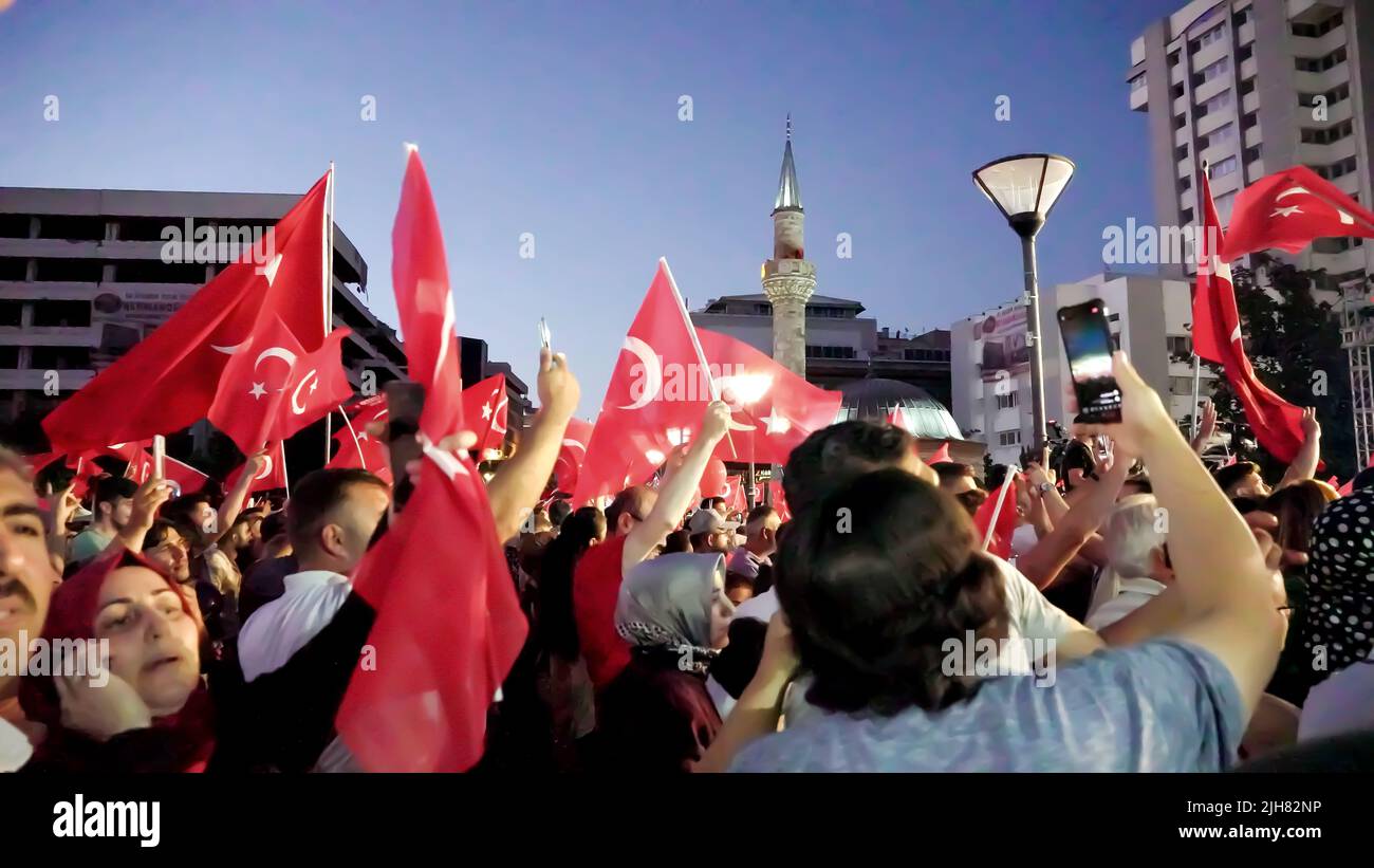 Izmir, Turchia, Turchia. 15th luglio 2022. Le persone con bandiere turche, alcune con il presidente Erdogan e la bandiera ottomana, hanno partecipato agli eventi del luglio 15 della Giornata per la democrazia e l'unità Nazionale per celebrare il 15 luglio ha sconfitto l'anniversario del colpo di Stato a Piazza Konak. 249 persone sono state martirizzati e quasi 2.200 feriti nel tentativo di colpo di stato sconfitto nel 15th luglio 2016. (Credit Image: © DIL Toffolo/Pacific Press via ZUMA Press Wire) Foto Stock