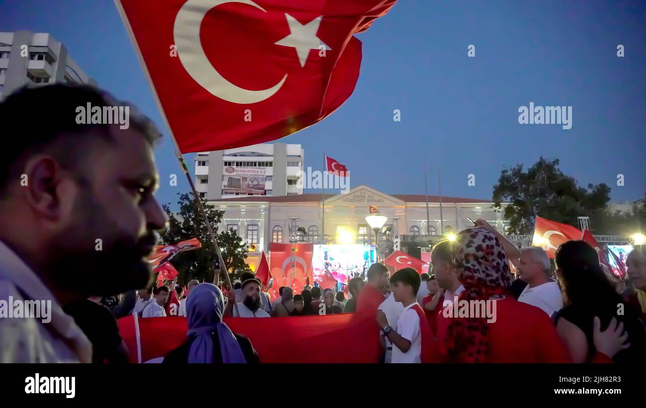 15 luglio 2022, Izmir, Turchia, Turchia: Le persone con bandiere turche , alcune con il presidente Erdogan e bandiera ottomana hanno partecipato luglio 15 gli eventi della Giornata per la democrazia e l'unità Nazionale per celebrare il 15 luglio ha sconfitto l'anniversario del colpo di Stato a Piazza Konak. 249 persone sono state martirizzati e quasi 2.200 feriti nel tentativo di colpo di stato sconfitto nel 15th luglio 2016. (Credit Image: © DIL Toffolo/Pacific Press via ZUMA Press Wire) Foto Stock