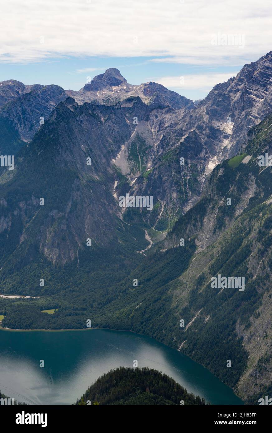 Montagne che si affacciano sul lago Königssee, le Alpi bavaresi, Berchtesgadener Alpen, le Alpi Berchtesgaden, la Germania Foto Stock