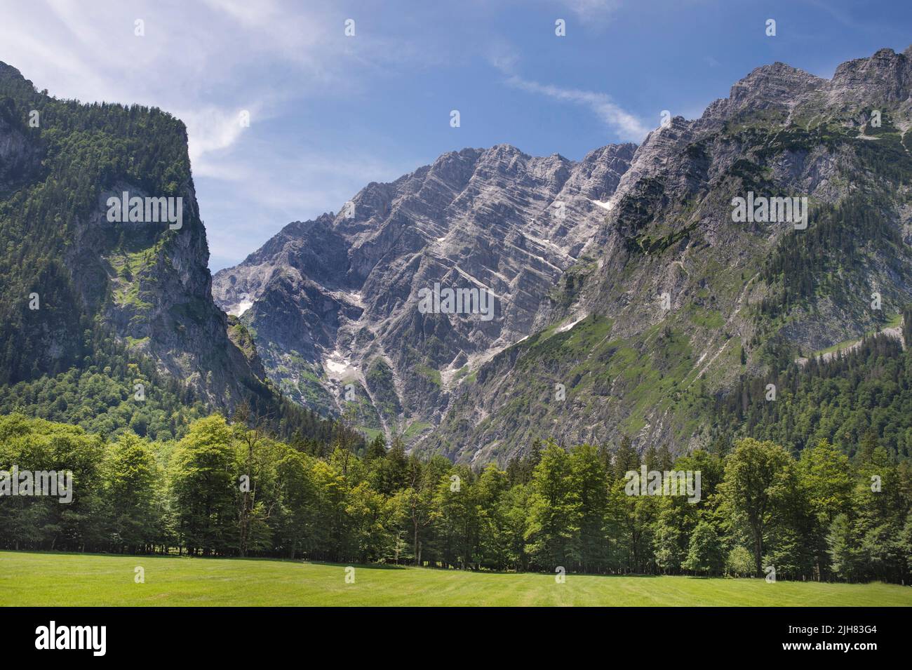 Montagne che si affacciano sul Lago di Konnigsee, Alpi bavaresi, Berchtesgadener Alpen, Alpi Berchtesgaden, Germania Foto Stock
