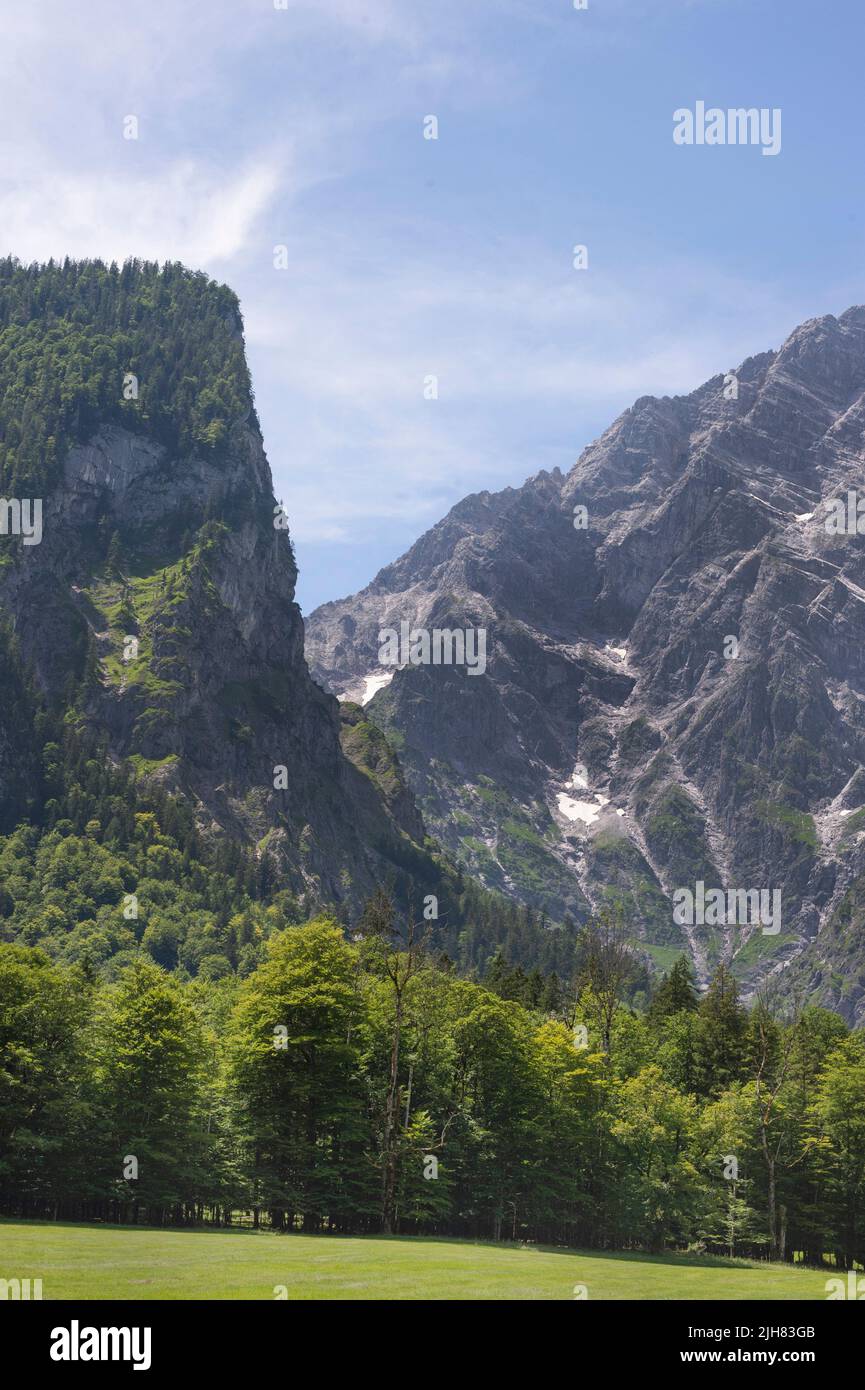 Montagne che si affacciano sul Lago di Konnigsee, Alpi bavaresi, Berchtesgadener Alpen, Alpi Berchtesgaden, Germania Foto Stock