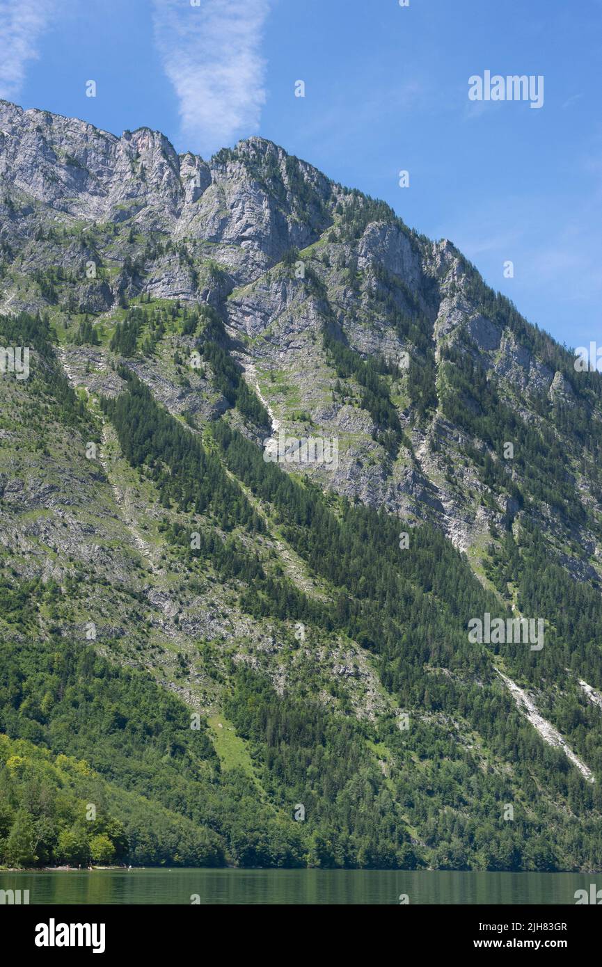 Montagne che si affacciano sul Lago di Konnigsee, Alpi bavaresi, Berchtesgadener Alpen, Alpi Berchtesgaden, Germania Foto Stock