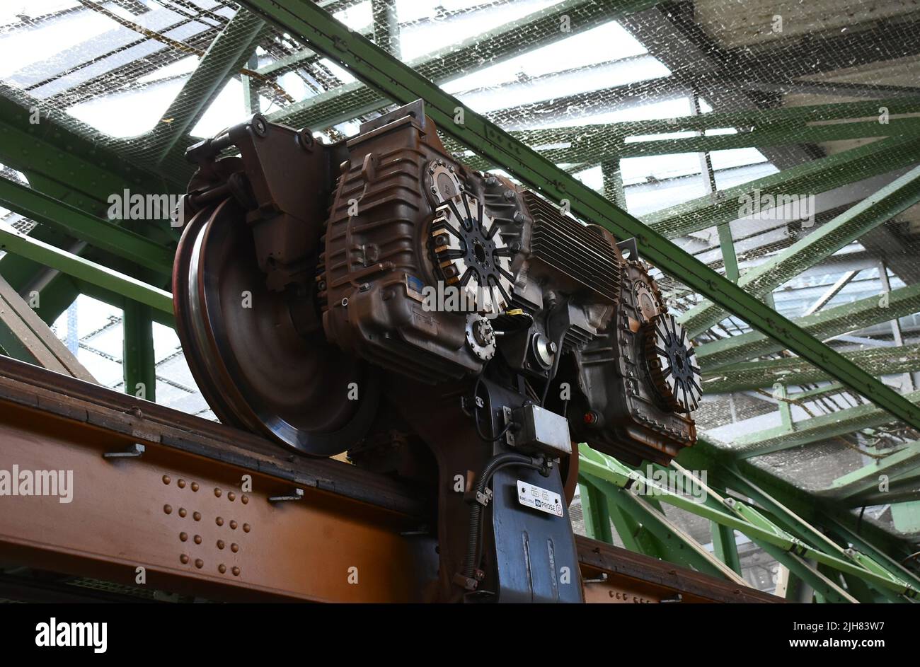Ruota meccanica in acciaio su binario sospeso, trasporto pubblico forma alternativa dall'era industriale in Europa. Foto Stock