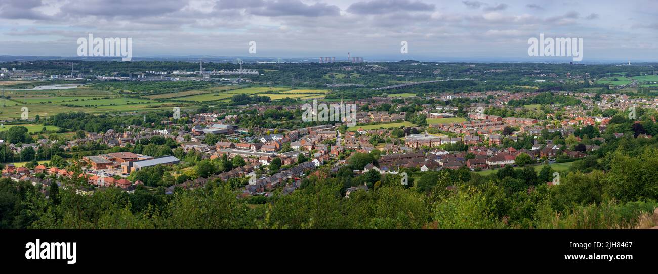 Vista panoramica di Frodsham presa dalla collina di Fridsham. Frodsham è una città di mercato e un rione elettorale nell'autorità unitaria di Cheshire West . Foto Stock