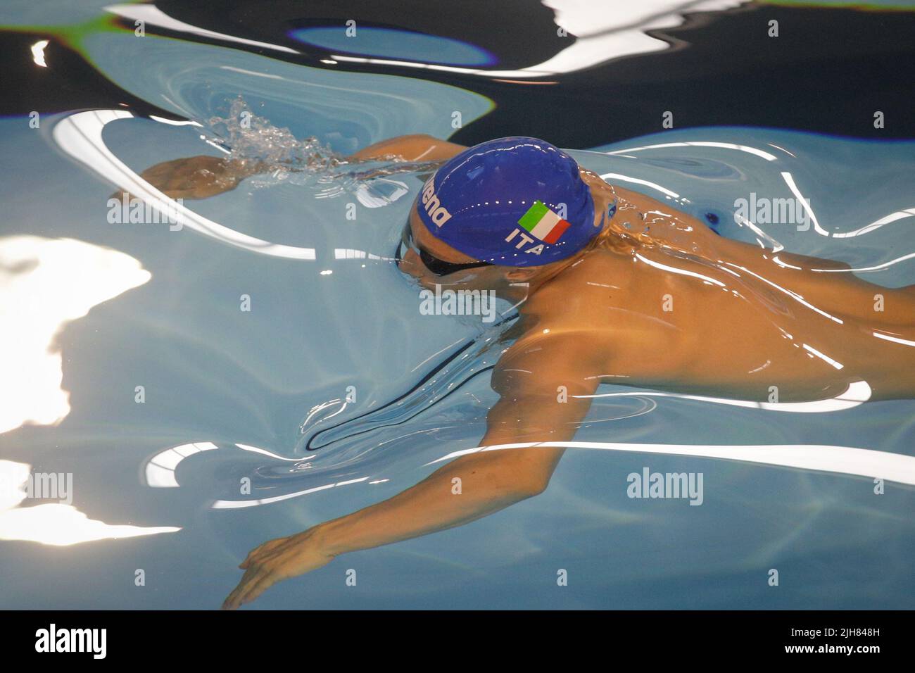 Otopeni, Romania - 8 luglio 2022: Dettagli con un atleta maschile italiano professionista nuoto in una piscina olimpionica stile farfalla. Foto Stock